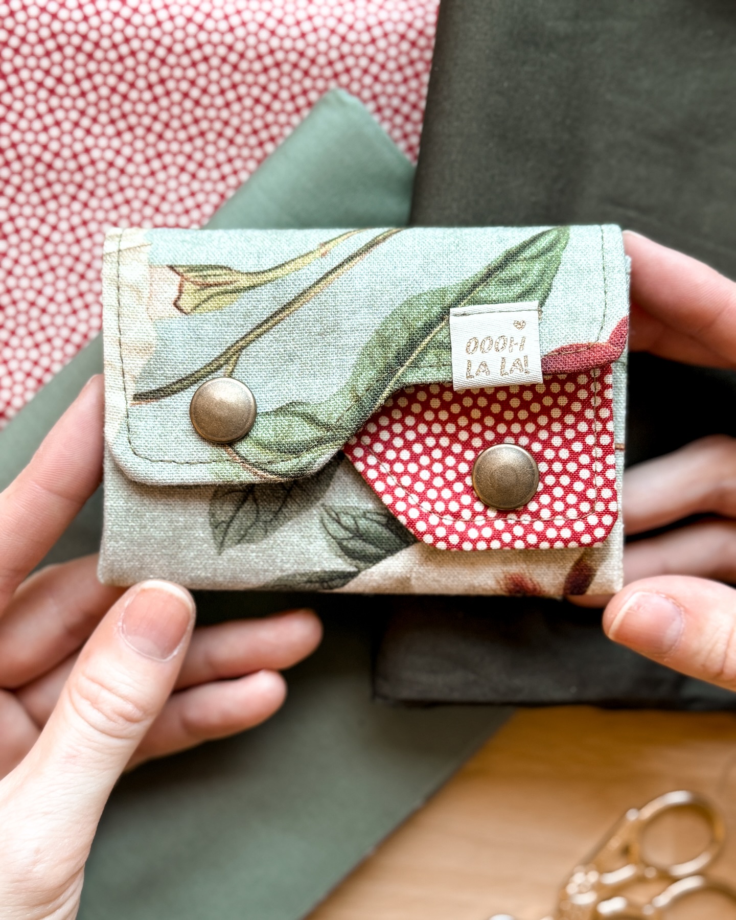 Klein, aber doppelt praktisch! ✨ Das doppelte Lottchen ist das perfekte Portemonnaie für unterwegs - ideal, um Stoffreste zu verwerten, und das Beste: Das Schnittmuster gibt’s kostenlos! 🎉💖
Wer braucht auch so ein süßes Mini-Wallet? 👛👇 @miss_zusammengenaeht #doppeltes_lottchen