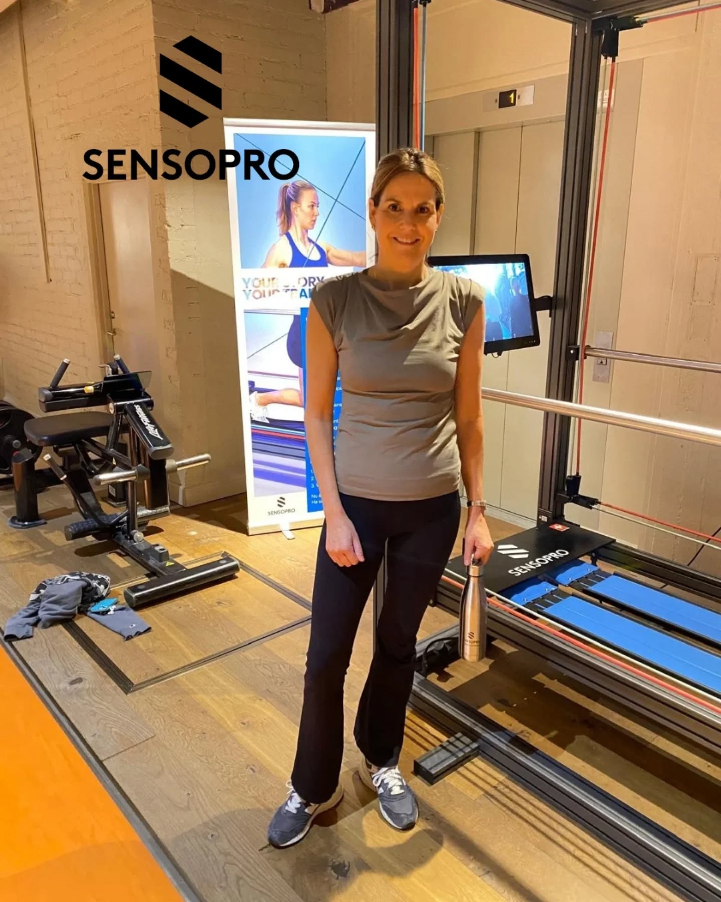 SENSOPRO 💫
Här har vi fångat upp Clara som ofta tränar på SENSOPRO.
Clara uppskattar verkligen att träna med Sensopro eftersom det är både roligt och effektivt. Ett bra komplement för dem som inte är förtjusta i att använda fria vikter. Bra, skön träning för de moment och rörelser man har i vardagen.
Lite information om SENSOPRO
Denna schweiziska träningsmaskin kombinerar koordinationsträning med uthållighet, styrka och reaktionsövningar, vilket gör den till ett mångsidigt verktyg för att förbättra rörelser som är viktiga i vardagen.
Sensopro är utrustad med en inbyggd videoguide som ger tydliga instruktioner för olika träningsprogram, vilket gör träningen både enkel och motiverande.
Dessutom är träningen på Sensopro tidseffektiv och kan ge en helkroppsträning på bara 10 minuter.
Testa och utmana er själva nästa gång ni kommer och tränar. Det är betydligt svårare pch jobbigare än vad man tror! #sensopro