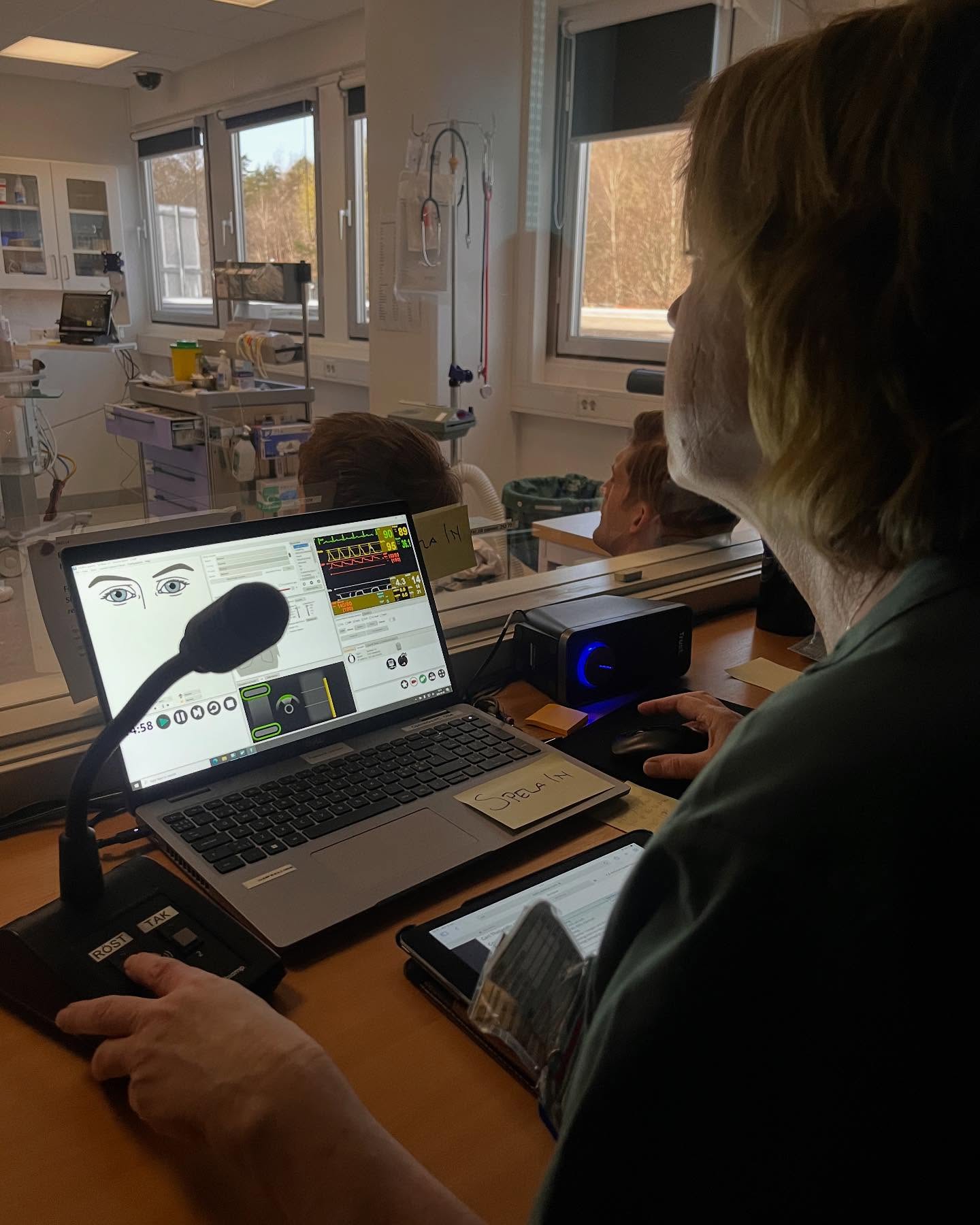 Här sitter en av våra duktiga operatörer som styr simulatorns parametrar utifrån vilka läkemedel som ges, och andra åtgärder som utförs. Det är mycket att hålla reda på, men de är verkligen proffs!#simulation #taaskmasterclass