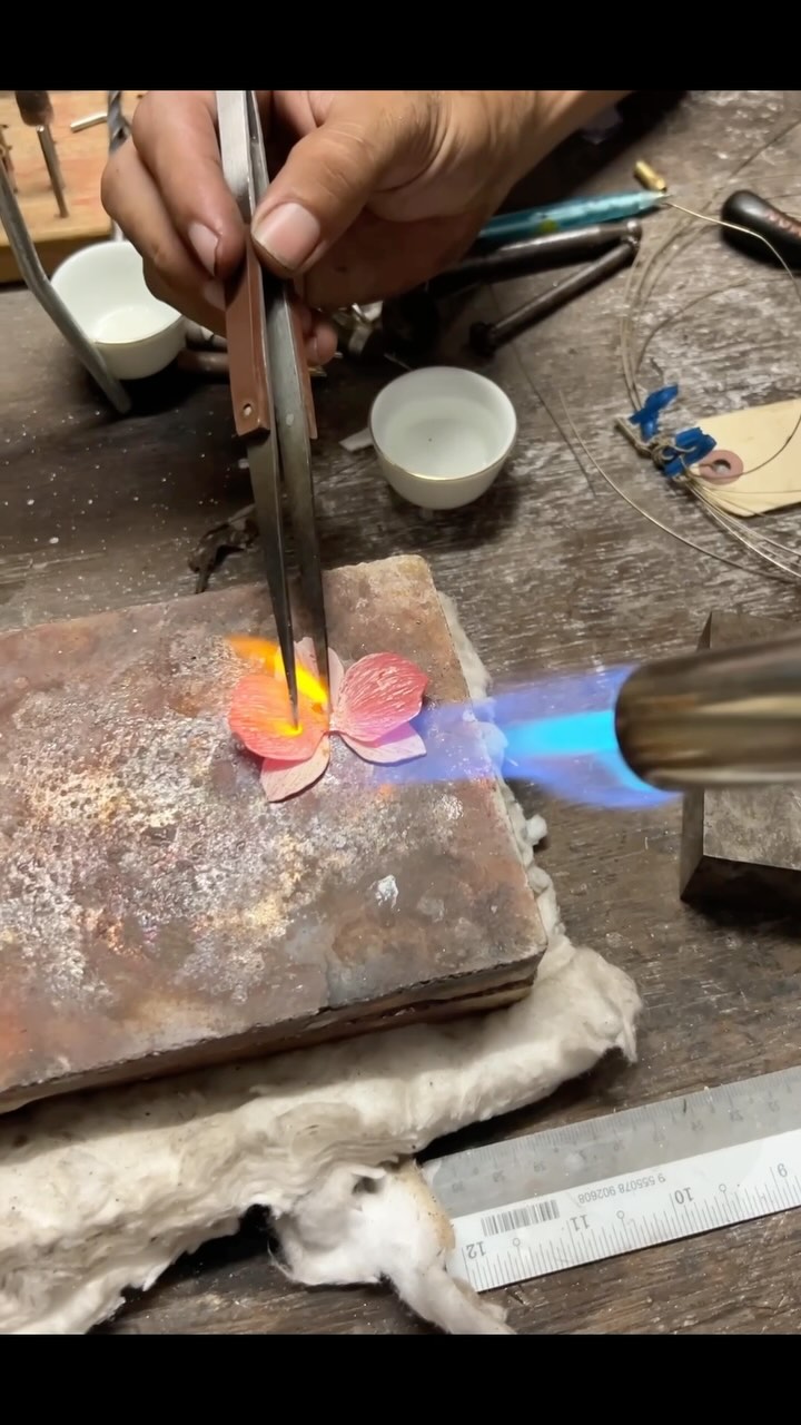Went to a Silver Smithing workshop with my sister, by the talented @leroyluar when we were back in our hometown. We both through the years had worn some of his beautiful pieces,
it was an in depth experience learning the processes involved โ from the sawing, filling, burnishing - polishing, firing, doming, soildering, stippling, boiling ettccccc
my piece (me being creatively ambitious) was very stubborn in the making, it didnโt want to conform ๐๐ง๐ปโโ๏ธleroy said at times even with the right metrics and methods, the pieces would have their own air and semangat, imbued by the makers. It makes one think about the finesse in exercising brute strength โ while negotiating a sense gentleness too with the pieces to mold accordingly, so the end piece is attentively halus.
a treat to have made custom made pendants while in my hometown in Penang. If youโre ever in town, drop by Chulia where his studio is located within his family run antique shop and give the workshop a try.