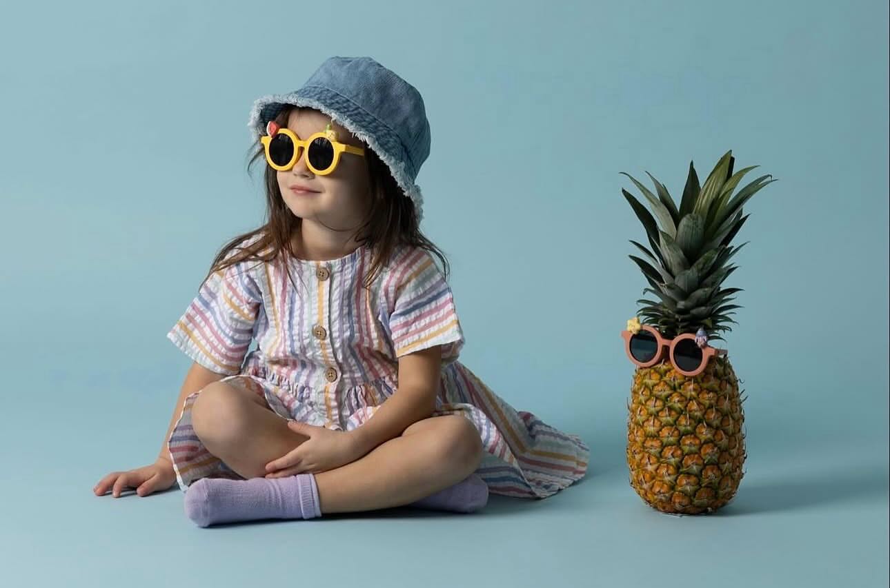 Alex se sumerge en la frescura con las gafas Fruits de Sumsun, mientras su amiga la piña le acompaña en una aventura espacial. 🌌✨ ¡Explora el universo de la moda infantil con nosotros! 🍍🕶️ #SumsunFruits #Sumsun #Summies