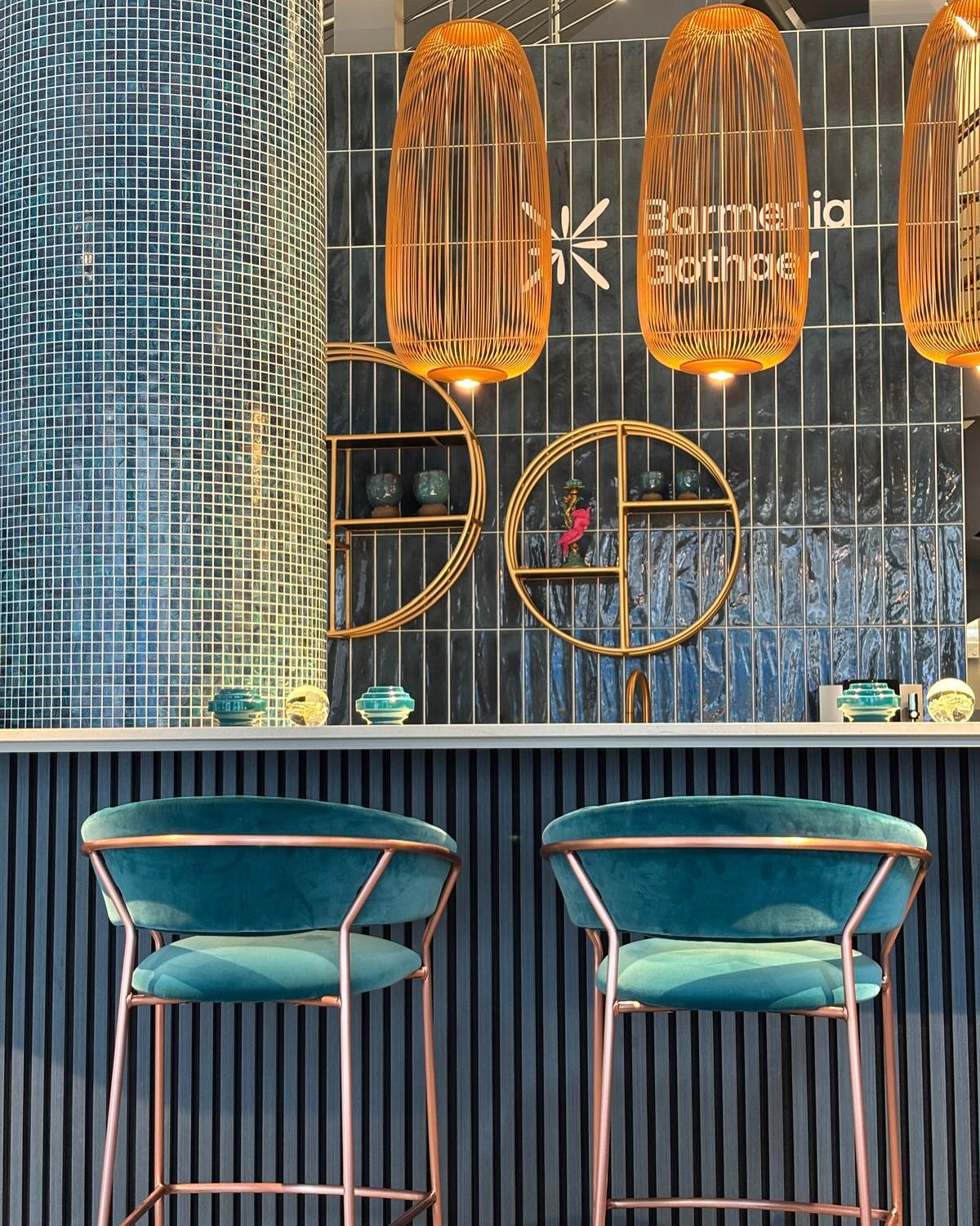 „Manchmal ist ein Perspektivwechsel alles, was ein Raum braucht.“
N.N.
Hard-Facts:
Projektlaufzeit: März 2024 – März 2025
Bauzeit: Januar 2025 – März 2025
Fläche: ca. 350 qm über drei Geschosse mit 7 m Luftraum
Arbeitsplätze: 14
Sitzplätze: 24
Konzeptidee:
Eine einzigartige Fläche in zentraler Lage, durchzogen von einem dreigeschossigen Luftraum – das war die Ausgangslage. Ziel war es, diesen Raum mit einem ausdrucksstarken
Konzept zu bespielen: offene Arbeits- und Loungebereiche, verbunden durch eine innenliegende Treppe, mit einer Bar als kommunikativem Herzstück. Ein Projekt, das sich was traut – und genau deshalb Eindruck hinterlässt.
Umsetzung:
Das offene Büro- und Meetingkonzept erstreckt sich über drei Ebenen und wurde um zwei zusätzliche Besprechungsräume erweitert. Die urbane Lounge mit ihrer prägnanten Bar wird zum lebendigen Mittelpunkt des Erdgeschosses – offen, einladend und bewusst inszeniert.
Ein weiteres starkes gestalterisches Element ist die großformatige Wellenwand im Luftraum, belegt mit farblich abgestimmten Akustikelementen.
Materialien wie Filz, Auflageteppiche und Fliesen sorgen für eine klare,
hochwertige Raumatmosphäre. – visuell wie funktional. Das neue Corporate Design der BarmeniaGothaer wurde durch farbliche Akzente, akzentuierte Beleuchtung sowie ausgesuchte Dekorationen wirkungsvoll in Szene gesetzt.
Neugierig geworden? Dann abonniere dir hier unsere BESTpress https://www.brust-partner.de/newsletter