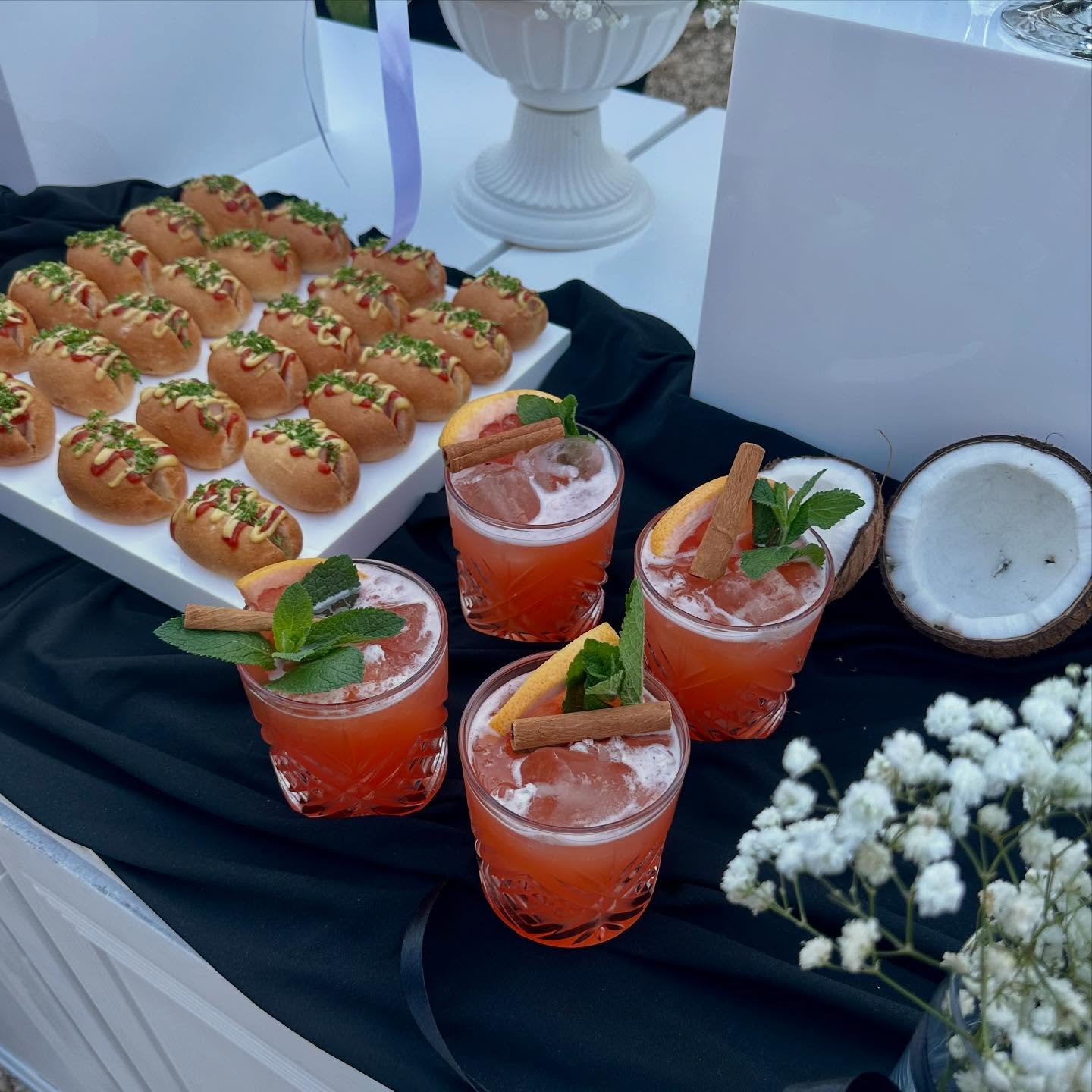 MILANO – Cocktail Création
Un équilibre parfait entre l’amertume italienne et la douceur méditerranéenne.
Le Milano, c’est une invitation au voyage : des notes subtiles, une robe élégante, et une fraîcheur incomparable.
Une création signée Le Comptoir d’Alfred.
#cocktailcreation #mixologie #lecomptoirdalfred #cocktailartisanal #milano #cocktailitalien #bartenderlife #barmanadomicile #barmanprivé #suddelafrance #even #eventplanners