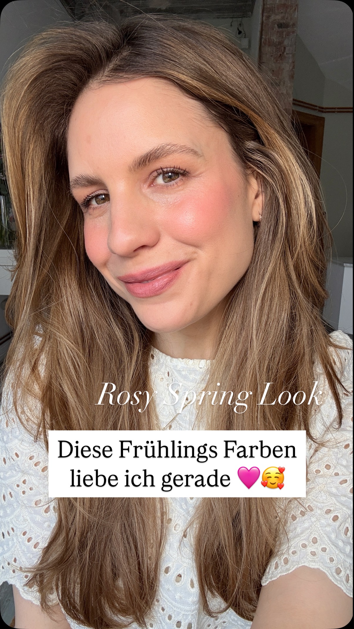 Diese Farben liebe ich gerade! 🥰✨🩷
der Frühling tut gerade so gut und heute gibt’s dafür endlich mal wieder einen Glowy spring Look- einfach, super natürlich und schnell mit ein paar neuen Produkten und ein paar alten Favoriten. 😍✨unten gibts noch einen Pro Tipp!
Für eine Glowy Base habe ich die @ritueldefille 3 drop Foundation mit dem Illuminating Primer von @inikaorganic gemischt - ebenso den neuen Sorcery Concealer von Rituel de Fille. Ich finde die Deckkraft und gleichzeitige Cremigkeit wirklich toll und vor allem fühlt es sich leicht auf der Haut an.🥰
Der Bronzing Pot in Playa ist ein weiterer Favorit: ist zwar ein Creme Bronzer, aber nur super leicht pigmentiert, sehr Glowy und feucht und dadurch kann man ihn eher als kompletten Teint ‚erwärmer‘ nehmen, da er wirklich ganz zart ist- deswegen kann man ihn auch nur leicht aufbauen und sieht einfach sonnengeküsst aus.🥰
Das cream Blush ebenso von @ereperezcosmetics in Humble, ein Pink, was ich dann mit dem gleichen bronzing Pinsel verblende- Achtung, das ist sehr pigmentiert 😉
✨Pro Tipp✨: um das Cream Blush haltbarer zu machen kann man es mit einem ganz soften Pinsel und einem Powder Blush in gleichem Ton ‚setten‘, hier Kosas in HYPE. Aber, ganz wenig und super soft streichen ohne Druck, weniger ist mehr ✨🩷
Habe 2 Töne der matten Eyelights von @rmsbeauty gemischt aufgetragen- desert Rose und dusty Trail (warmes rosé und warmes Braun), getoppt mit dem Ash & Amber eye Soot in sigil auch von Rituel de Fille.
Lippen matt mit dem Lip Crayon von @iliabeauty im Banquette (hab auch noch ein bisschen vom Cream Blush reingemischt ✨) und zum Schluss den Rosé Champagner highlighter von RMS aufgetupft.
Und ja: ich liebe auch peachy colors und vielleicht kommt noch ein zweiter Look damit 🙃😜
Was sind gerade eure Lieblings Farben für einen Spring Look? 🥰✨🩷