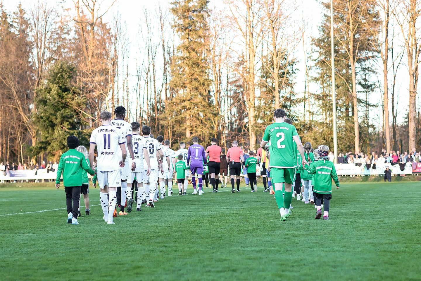 Unglaublich was da gestern los war!!! 🔥🔥
Vor weit über 1000 Zuschauern, konnten wir das Derby gegen den @1.fcgarmisch gewinnen! Diesmal war unser Derbyheld @basti_adelwart der uns in der 60. Minuten zum 1:0 Sieg schoss 🚀 und außerdem dank einer Willensleistung der gesamten Mannschaft konnten wir uns die 3 Punkte holen!
Danke an alle Helfer des Vereins, dass dieser Abend so möglich gemacht wurde.
📸 von @menschmayr.de / @trandyyyy
#Derbysieger #Derby #Murnau #Edid #Garmisch #Oberland #fy #explore #Drachen #Sieg #Flutlichtspiel #TSVMurnau #nurdertsv #Feiern #party