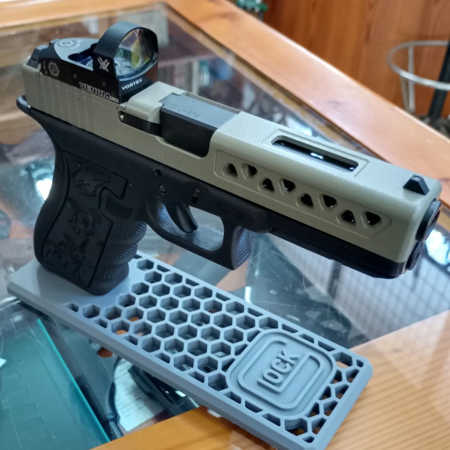 Stile Disney per questa Glock 17 Mos...
Lavori eseguiti:
Fresatura di alleggerimento del carrello
Verniciatura Cerakote
Rimozione texture dei lati del fusto
Incisione stippling a tema Disney realizzata su richiesta del cliente
#glockcustom #stippling #customguns #customgun #cal9mm #lavitaèbellaperchèècustom #glock17 #glockporn #glock