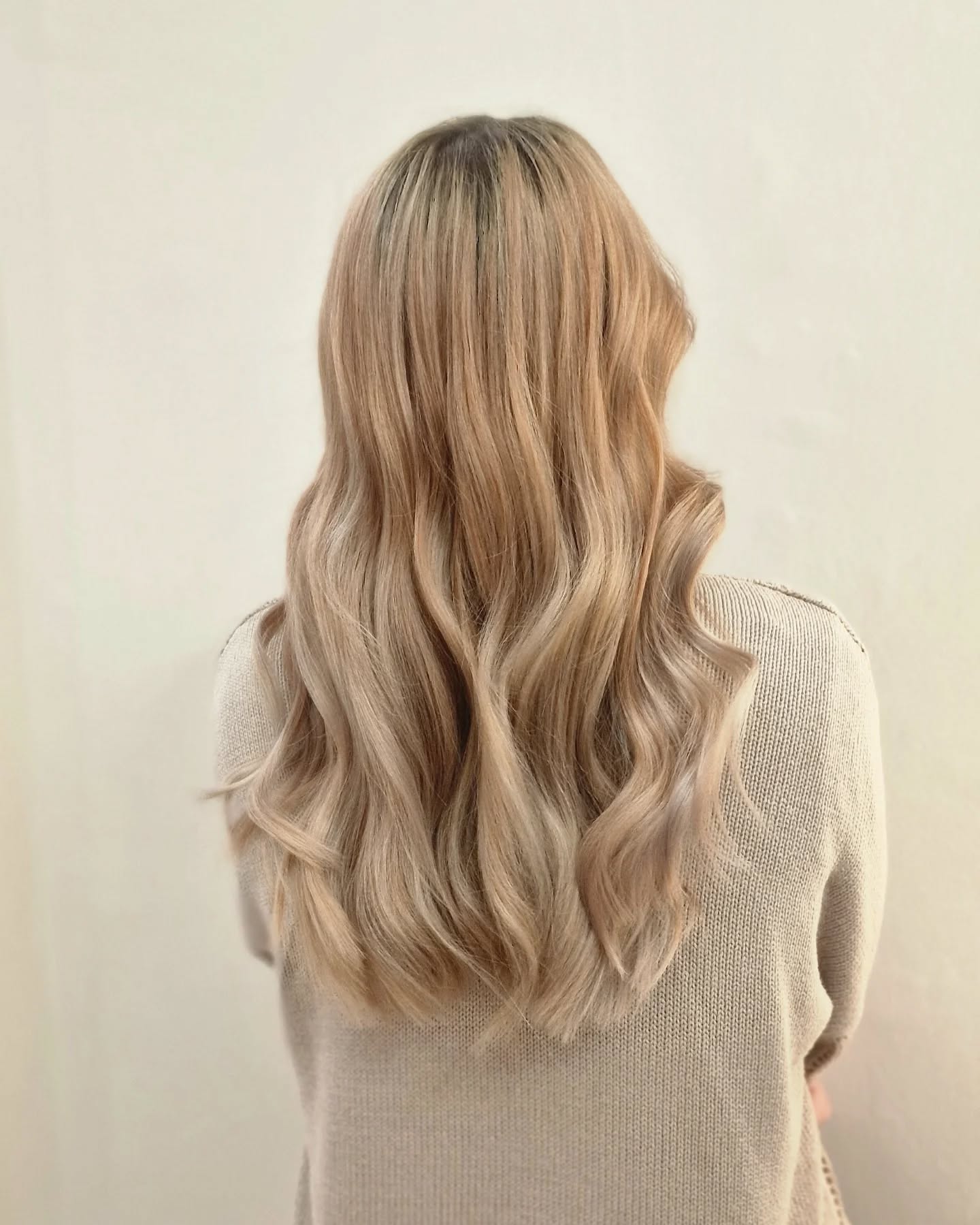 Yhden pitkän vaalennusprosessin jälkeen päästiin aika ihanaan lopputulokseen 🫶🏼
Katso lähtötilanne ➡️➡️
By Heli
#helibow#bowhelsinki#parturikampaamobow#vaalennus#vaaleathiuksethelsinki#kampaamohelsinki#blondhair#hairmakeovers