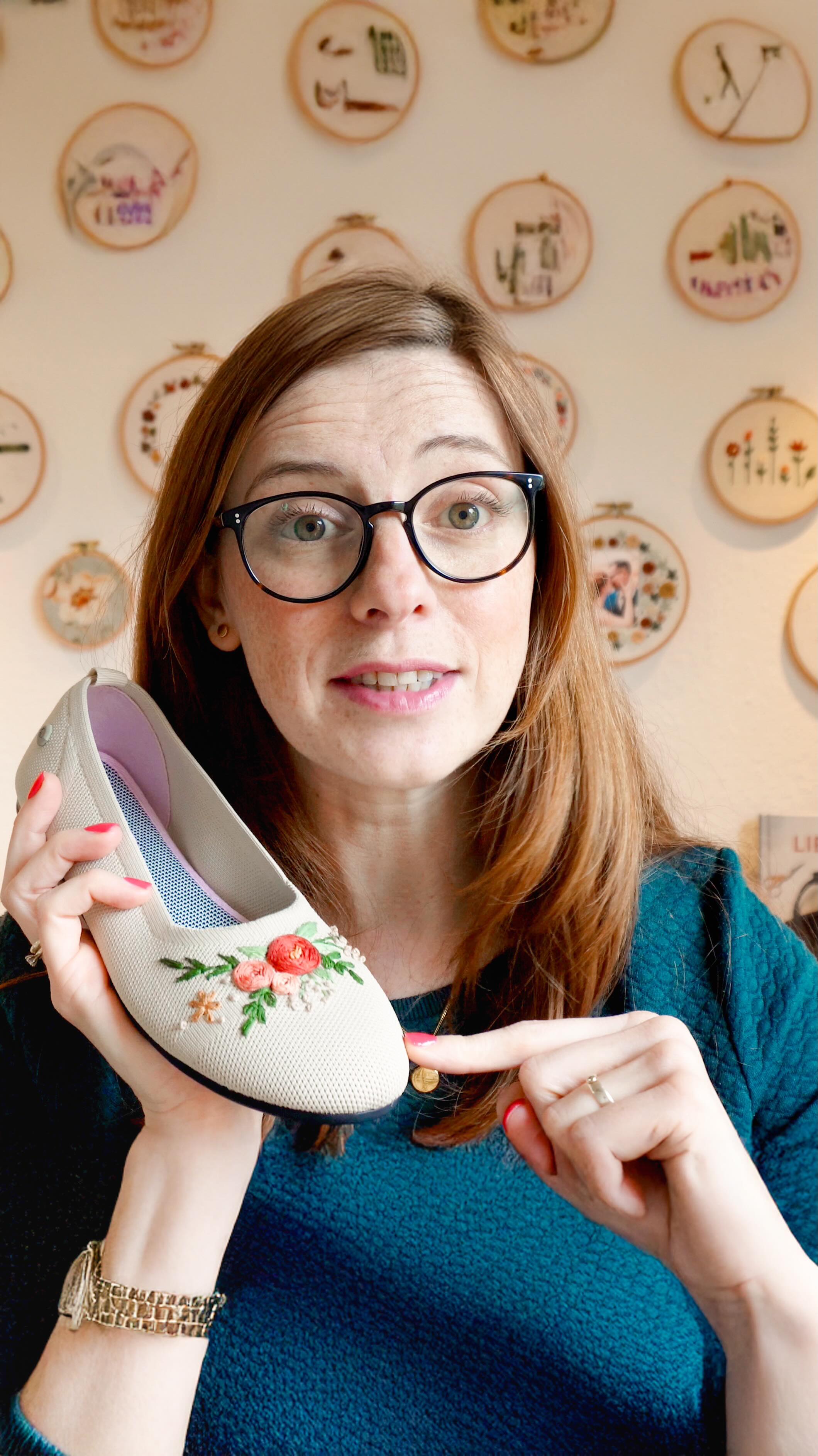 Ballerinas besticken 🩰🧵𝚆𝚎𝚛𝚋𝚞𝚗𝚐
Heute zeige ich dir, wie du deine Ballerinas mit einer individuellen Stickerei verschönern kannst. Dafür kannst du dir einfach kostenlos meine Stickvorlage auf meinem Blog herunterladen. Schau dir dafür auch unbedingt mein aktuelles YouTube Video an, um Schritt für Schritt mitzumachen.
Den Link zum Video und meiner Vorlage findest du im Profil.
Bestickt habe ich die ECO BALLERINAS ROUND von @giesswein_
💖 #Ballerinas #DIY #Giesswein #NachhaltigeMode #Kreativität #stickenfüranfänger #lieselou