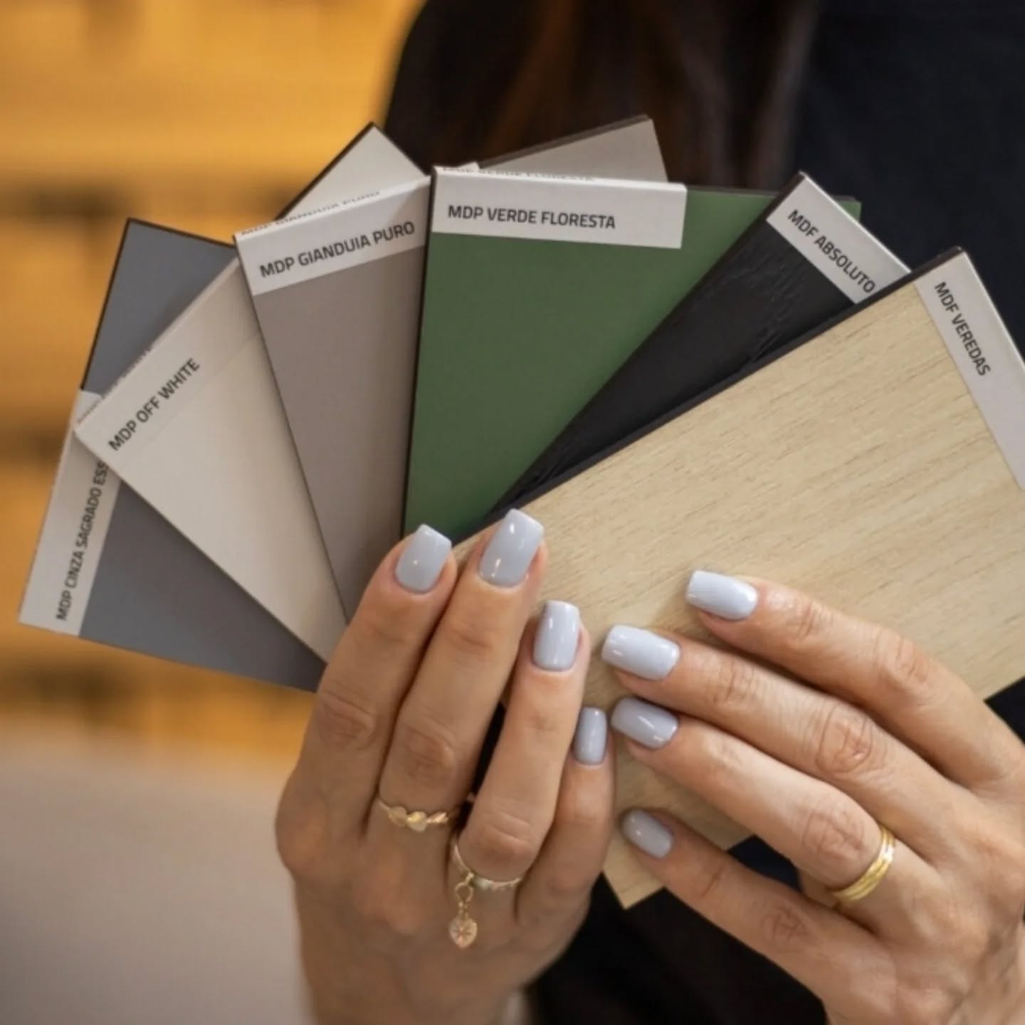 O design de interiores é uma expressão do nosso estilo de vida e das sensações que desejamos transmitir em cada espaço.
Pensando nisso, a Boa Vista Planejados apresenta a Coleção Serenità, uma seleção exclusiva de cores inspiradas na harmonia da natureza e na sofisticação do design contemporâneo. Criada para proporcionar ambientes que expressam tranquilidade, modernidade e aconchego.
A Essência das Cores
Cada tonalidade da Coleção Serenità carrega um significado único, inspirado em elementos naturais e no requinte do design atemporal:
–Verde Floresta – Refrescante e revigorante, lembra tons de vegetação e a exuberância da vida ao ar livre.
–Gianduia Puro – Versátil e aconchegante, traz leveza, refinamento e originalidade para os projetos.
–Off-White – Preciso e atemporal esse tom encaixa em múltiplos elementos.
–Absoluto – Uma cor para ambientes sóbrios e tranquilos, traz acolhimento e contemplação.
–Cinza Sagrado Essencial – Convite para o bem-estar, trazendo tranquilidade e harmonia para os espaços.
–Veredas – Traz a beleza e a simplicidade do Cerrado brasileiro com o requinte da madeira, em sua perfeita forma.
Innovafatto desde 2007 Realizando Sonhos dos ambientes planejados!
#innovafatto
#movéisplanejados
#lançamentoboavista