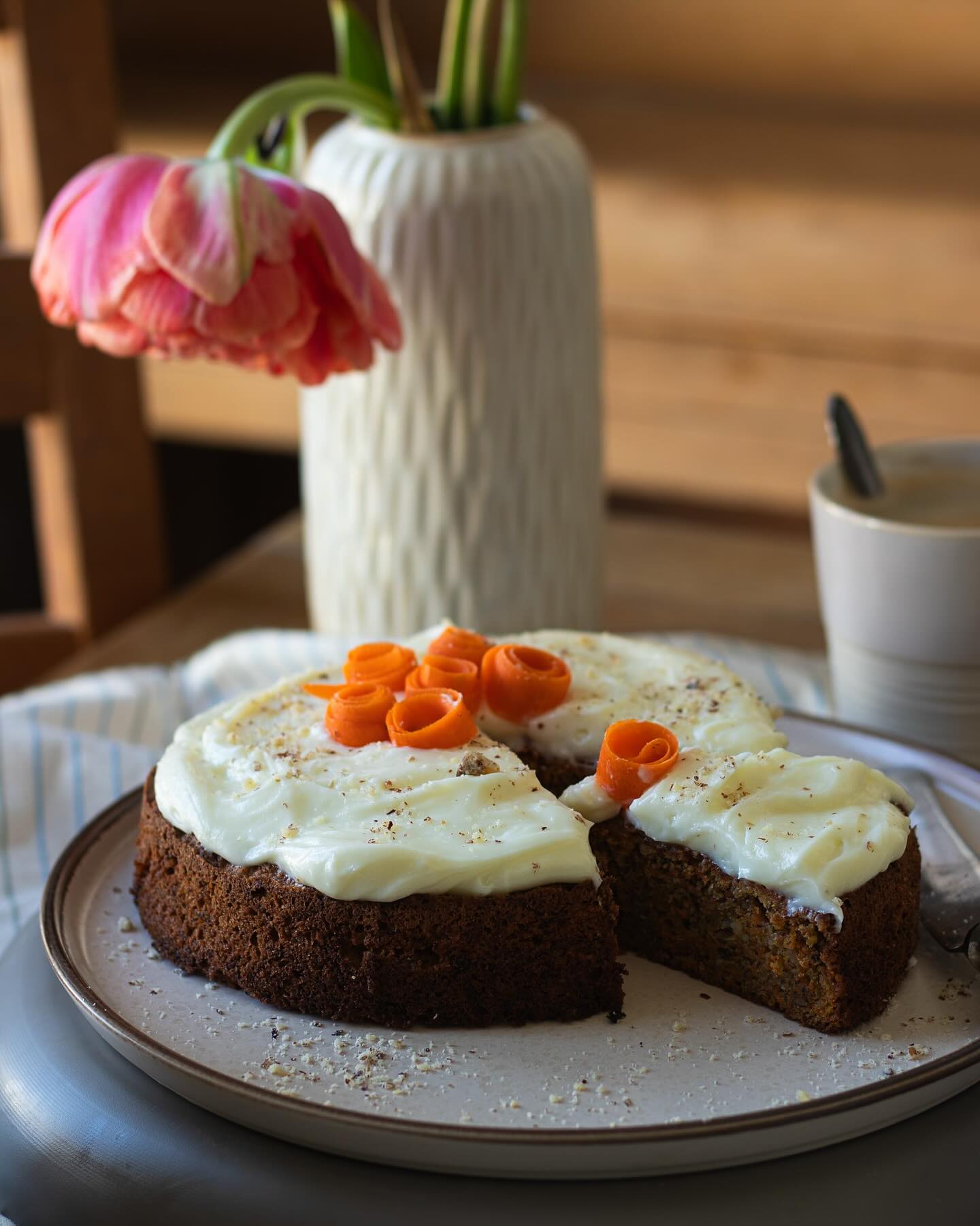 Rüblikuchen, eine kleine Kuchentradition bei uns immer zur Osterzeit. 🐣🥕🐰Ich hab euch heute mal unser Familienrezept aufgeschrieben. Und die passenden Karotten findet ihr dazu natürlich auch bei uns… Freuen uns euch morgen zu sehen. #rüblikuchen #karottenkuchen #backen #ostern #rübli #gelberüben #gellarieble #osterbuffet #kochen #hofladenlang #wochenmarkt #regional #karotte #wintersweiler #kandern #karsau #schwörstadt #rheinfelden #lörrach #efringenkirchen #basel #kuchen #wochenmarkt24dreiländereck #wochenmarkt24 #hofladen #osternest #kuchenliebe