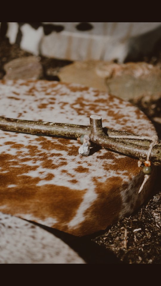 TrommelbauMagie 🌀
Ein Wochenende voller Verbindung, Mystik und Freude liegt hinter mir - und wirkt nach ⭐️
Runenzauber und
Trommelbaukunst
haben etwas verändert.
Kakao und @vildmarksgaarden
haben etwas bewegt.
In mir.
Innig berührt
von der schamanischen Trommelreise
- durch Erlebnisse
mit meiner Ahnenlinie,
die tief und für immer
in meinem Herzen sein werden.
Ich bin nicht mehr die Gleiche
wie vor einer Woche
und doch die Selbe
wie schon immer.
Vielen Dank für das Eröffnen und Halten
dieses magischen Raumes @may.trommle.mein.herz
& Kaja @_braunbaerin_
Danke für die Begleitung und die schönen Fotos @ayuronja, @rike.kurzstrumpf und @der.wilde.pfad
Danke Mutter Erde.
Danke Mama.
Danke an mich.