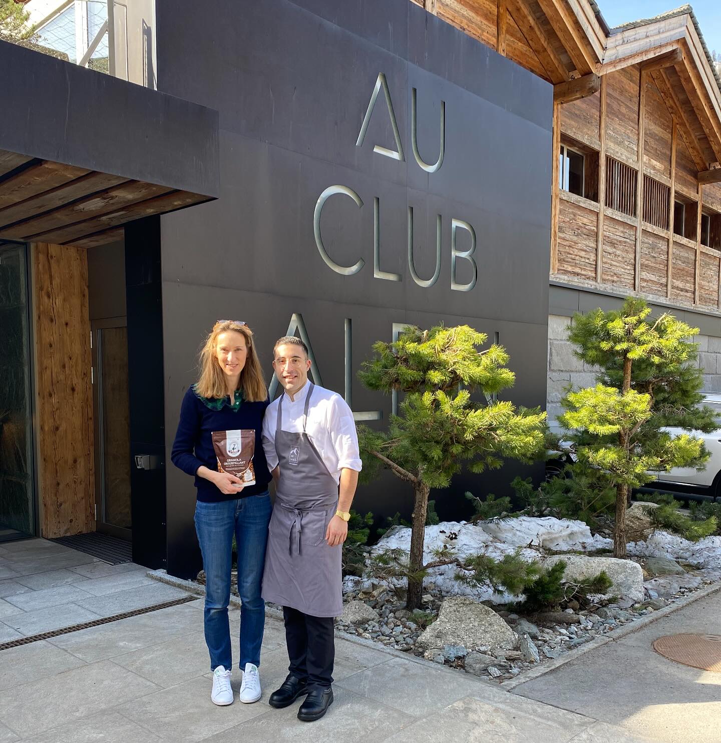 UNE RENCONTRE INOUBLIABLE, L’ART DE L’EXCELLENCE !
J’ai eu le plaisir de rencontrer Mariano Buda, le tout nouveau chef étoilé Michelin du restaurant Au 1465 à Champex-Lac, dans un lieu d’exception. Cette rencontre m’a profondément marquée. Le cadre de l’Hôtel @auclubalpin était tout simplement somptueux : un établissement prestigieux, niché au cœur d’une nature verdoyante où le temps semble suspendu. Les montagnes, l’eau, la faune et la flore sont tout simplement hypnotisantes ! L'excellence était omniprésente dans un cadre moderne et raffiné, parfaitement en harmonie avec la nature exceptionnelle du Valais.
Sélectionnés par le chef @budamariano pour la qualité de nos produits, j’ai eu le privilège d’échanger sur nos granolas servis au sein de cet établissement prestigieux. Fan de granola, il nous a confié que c’était compliqué de trouver des granolas qui se distinguent par leur goût et leur texture. Nous sommes fiers d’avoir relevé ce défi.
Les matières premières des @lesgranolasdejenny , comme la vanille de Bourbon de Madagascar ou le chocolat noir, sont parmi les meilleures. Nous attachons une grande importance à respecter ces ingrédients et à les sublimer avec soin, ce qui nous rapproche des chefs qui, eux aussi, partagent la même passion pour magnifier les saveurs et offrir une expérience unique à leurs clients.
Un grand merci au Club Alpin, au chef et à toute l’équipe pour leur accueil chaleureux. C'est un véritable honneur pour nous d’être servis dans des établissements aussi prestigieux, soucieux de préserver et d’offrir à leurs clients une expérience gustative, sensorielle, visuelle et émotionnelle unique et inoubliable.
#lesgranolasdejenny #granola #sansgluten #swissmade #suisse #chocolat #healthysnacking #healthyeating #glutenfrei #hotel #petitdejeunerhealthy #switzerland_destinations