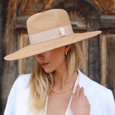 A new addition with the extra wide brim that instantly draws the eye. Seize the opportunity to make a style statement with The Pebmarsh Fedora.
This warm weather accessory is here to inspire your summer attire with an air of elegance.
#hicksandbrown #strawfedora #summervibes #summerhats #cotswolds #countrystyle #moretoninmarsh