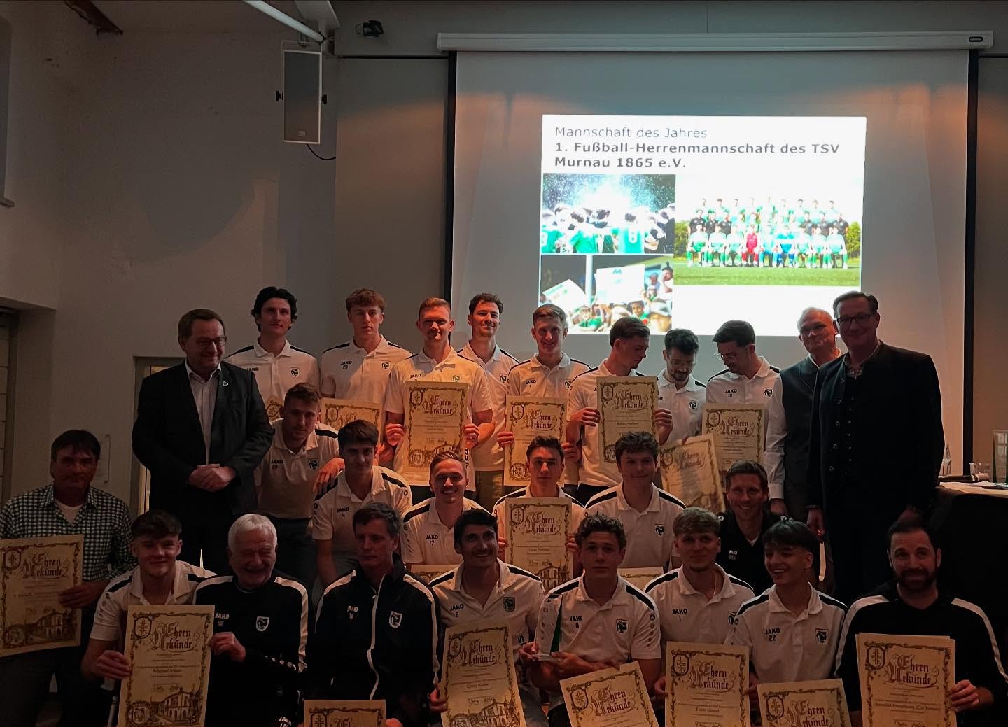 Vergangenen Donnerstag wurden wir von der Marktgemeinde Murnau ( @murnau_am_staffelsee ) zur Jährlichen Sportlerehrung eingeladen. Dort wurden wir für unseren Aufstieg in die Landesliga, zur Mannschaft des Jahres, geehrt. 🥇
An dieser Stelle bedanken wir uns für diese Auszeichnung bei der Marktgemeinde ( @rathaus_markt_murnau ). Sowie auch für den netten Abend und die ganze Organisation.
Gratulation auch allen weiteren Sportlern die geehrt wurden! Wir hoffen das der Sport weiterhin Zuspruch im Ort findet und weiterhin gefördert wird. 🐉
#Murnau #Ehrung #edid #fussball #sport #sportlerehrung #TSVMurnau #Marktmurnau #fy #explore #Danke