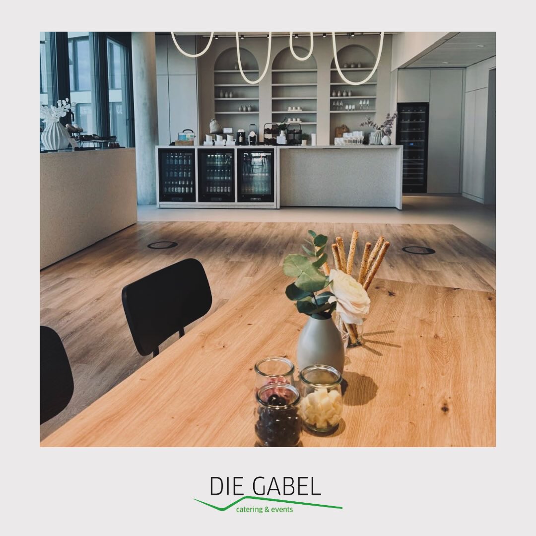 ⭐️NEWS – neue Partnerlocations in Frankfurt!⭐️
PLACE TO BE – Frankfurt | Kreisler
PLACE TO BE – Frankfurt | Westend Tower
Verschiedenste Möglichkeiten, Räume & Größen für jegliche Art von Event – Mitten im Herzen von Frankfurt.
Ob Fingerfood, Flying-Dinner, (Live-)Cooking Buffet oder gesetztes Dinner – wir beraten Sie gerne & erstellen ein passendes Konzept.
Wir freuen uns auf Ihre Anfrage!
www.placetobe.com
#diegabel_cateringevents #cateringrheinmain #cateringfrankfurt #newlocation #placetobe #skyviewers