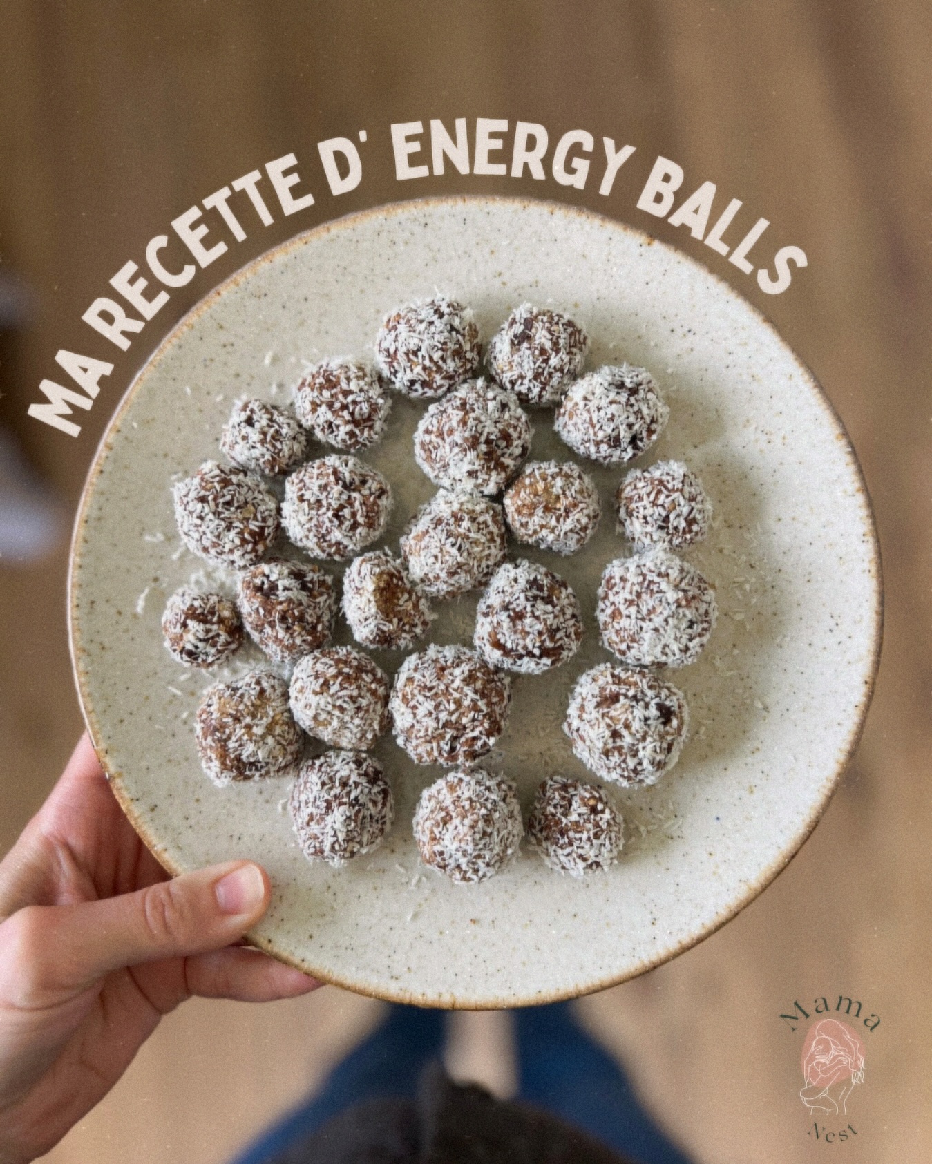 Energy Balls saines mais gourmandes ♥️ une recette rapide, idéale en post-partum, mais pas que ! Ici, elle ravie les papilles de toute la famille, petits et grands 🙃
📝 La recette pour 20 energy balls :
- 18 dattes dénoyautées
- 80g de flocons d’avoine complets
- 4 cs. de sirop d’érable
- 1 cs. d’huile de colza
- 70g de chocolat noir en morceau
- 3 cs de noix de coco en poudre
- 1 pincée de sel
Mixer tous les ingrédients,
Façonner des petites boules,
Les rouler délicatement dans la noix de coco en poudre,
➡️ puis, mettre les balls au réfrigérateur quelques heures
& place à la dégustation 🤌🏼
Si vous testez cette recette, venez m’en dire des nouvelles ici ☺️, je serais ravie d’avoir vos retours !
Priscille | Mama Nest
🌾 Doula et accompagnante parentale
🌸 Pour une maternité informée et une parentalité sereine