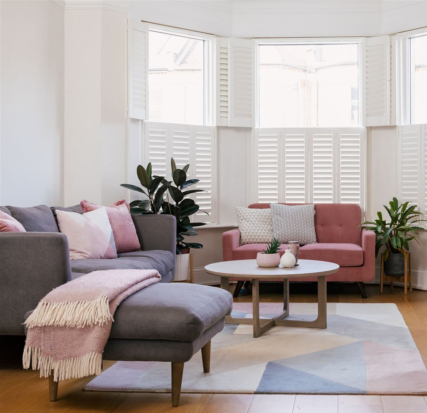 The Blush and Brass house project.
https://www.tamarcreative.com/interior-design-blush-brass-n2. #interiordesign #londoninterior #renovation #homestyling #goldersgreen #finchley #hampstead #millhill #design #designer #architecture #homedesign #eastFinchley #moderndesign #interiordesign #moodboard #styling #interiorlondon #kitchenisland #kitchendesign #mood board. #homeoffice