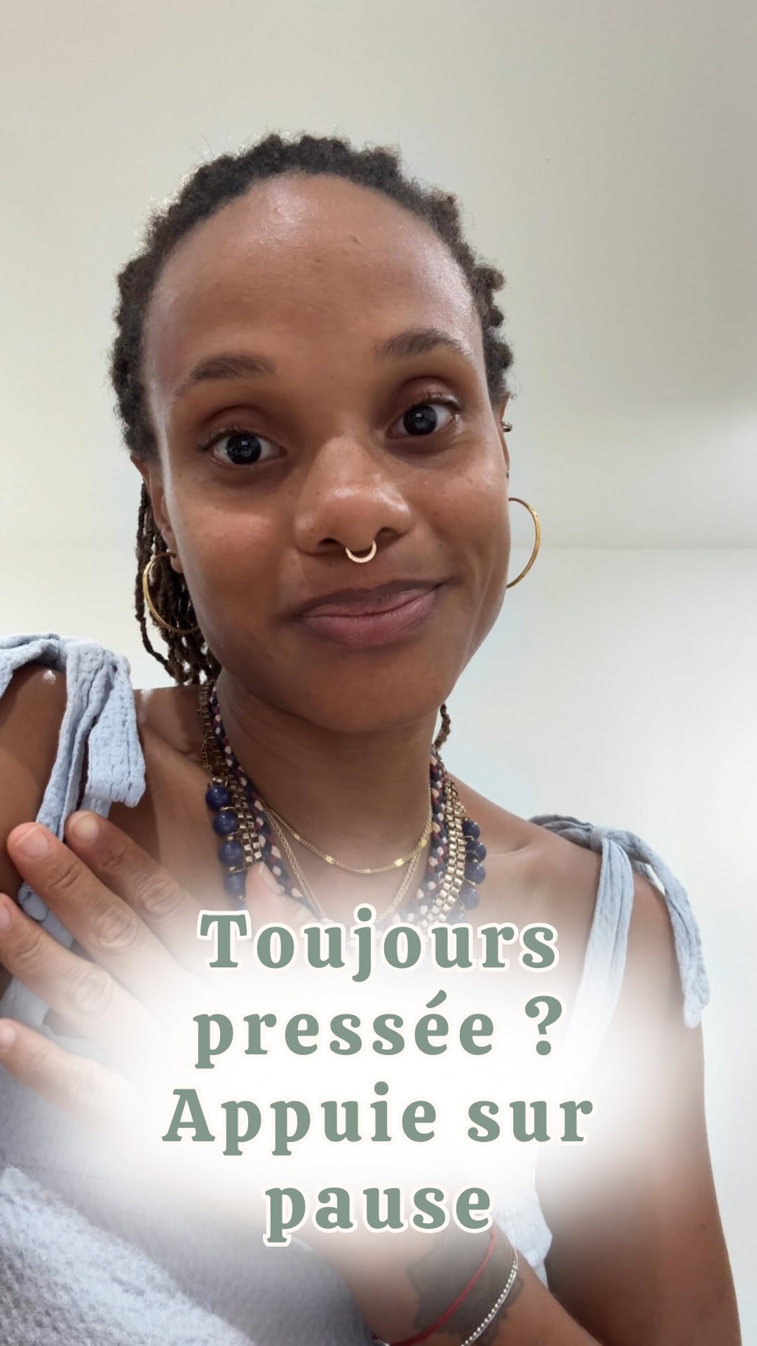 Et si tu arrêtais de courir partout, de vivre en mode urgence ?
Je sais, c’est plus facile à dire qu’à faire. Mais si tu continues à leur imposer ce stress permanent, ton corps et ton esprit vont finir en burnout total.
Et ça, on veut éviter 😕
Alors aujourd’hui, je te propose un mini exercice pour commencer à ralentir (oui, même si tu penses que c’est impossible) :
🌿 Pause. Ferme les yeux 10 secondes et respire profondément.
🌿 Observe. Qu’est-ce qui te pousse à courir ? Est-ce une vraie urgence ou juste une habitude ?
🌿 Ajuste. Choisis UNE action aujourd’hui pour alléger ta charge mentale et apaiser ton esprit (annule, délègue, reporte, simplifie…).
Le but, c’est pas d’arrêter de bosser ou de vivre. Juste d’arrêter de t’épuiser à force de vouloir tout gérer en mode survie.
Alors, dis-moi en commentaire : Quelle est UNE chose que tu peux alléger aujourd’hui ? ⬇️
#entreprendreautrement #paixintérieure #ralentirpourmieuxvivre #alignementpro #femmesentrepreneures #gestiondutemps #clarteetconfiance #coachingdevie #bienetreauquotidien #entreprendresereinement #entrepreneusesereine #femmeepanouie