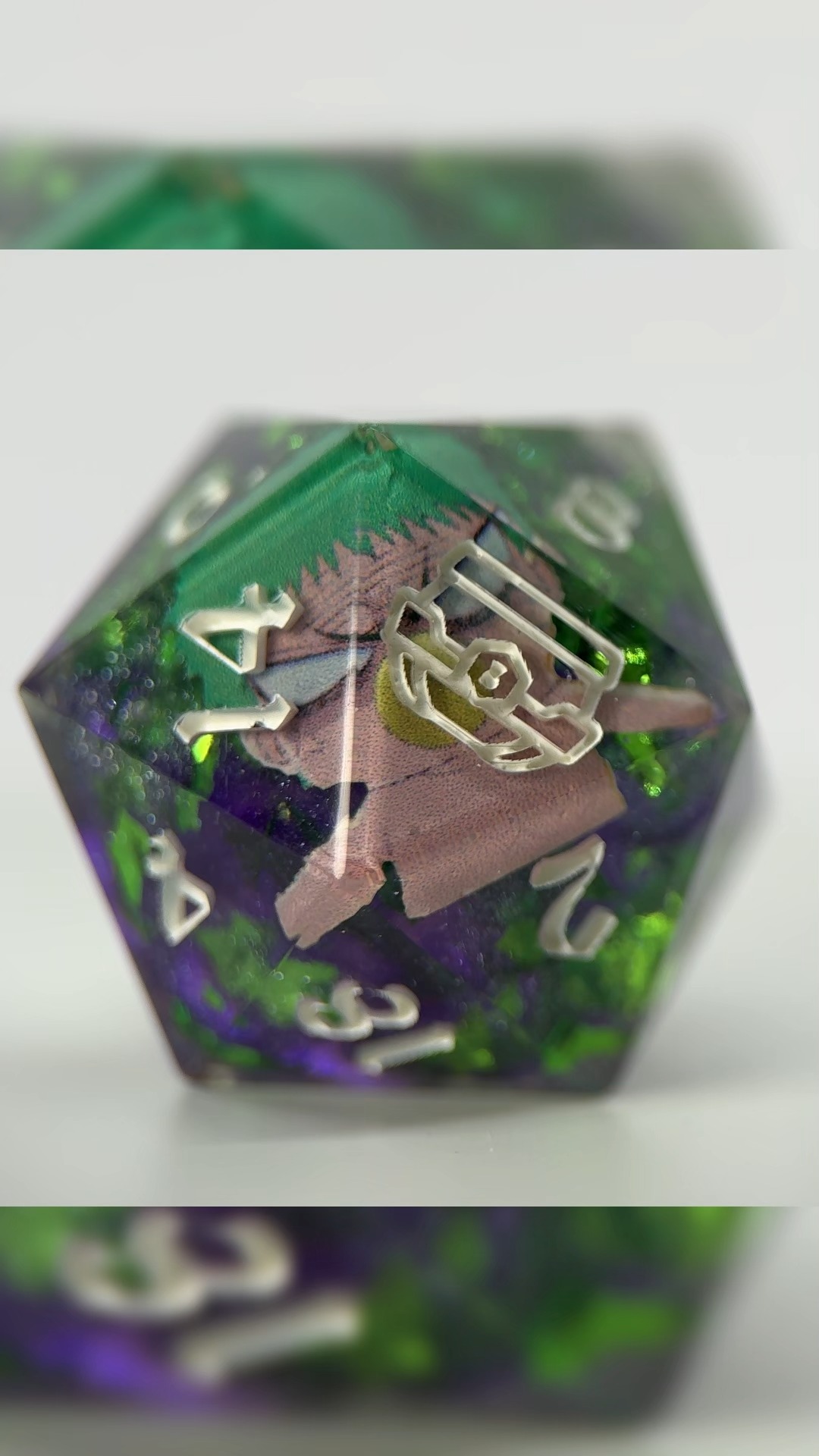 On ne le répétera jamais assez : les plus belles commandes sont souvent celles qui viennent avec une belle histoire 💬🎲
Ce set inspiré de Beelzebub, on l’a créé pour quelqu’un qu’on a rencontré à notre toute première convention — et depuis, on est super heureux de les recroiser régulièrement.
Pas de consigne, juste un thème qu’on adore.
Et franchement, ça nous a permis de nous replonger dans de vieux souvenirs d’ado… et de ressortir nos envies d’animes 💥👀
Créer des dés comme ça, ça va au-delà de l’objet. C’est une passerelle entre les univers, les passions, et les jolies rencontres.
Merci encore à eux 🖤
🔮 Et vous ? Si vous pouviez faire un set de dés autour d’un anime ou manga qui vous a marqué… ce serait lequel ?
#customdice #beelzebub #manga #anime #MHA #artisanatlocal #handcrafted #lalooterie #artisanat #jdr #resine #handmade #pourtoi #faitmain #dnd #dés #dice #dnd5e #boutique #etsy