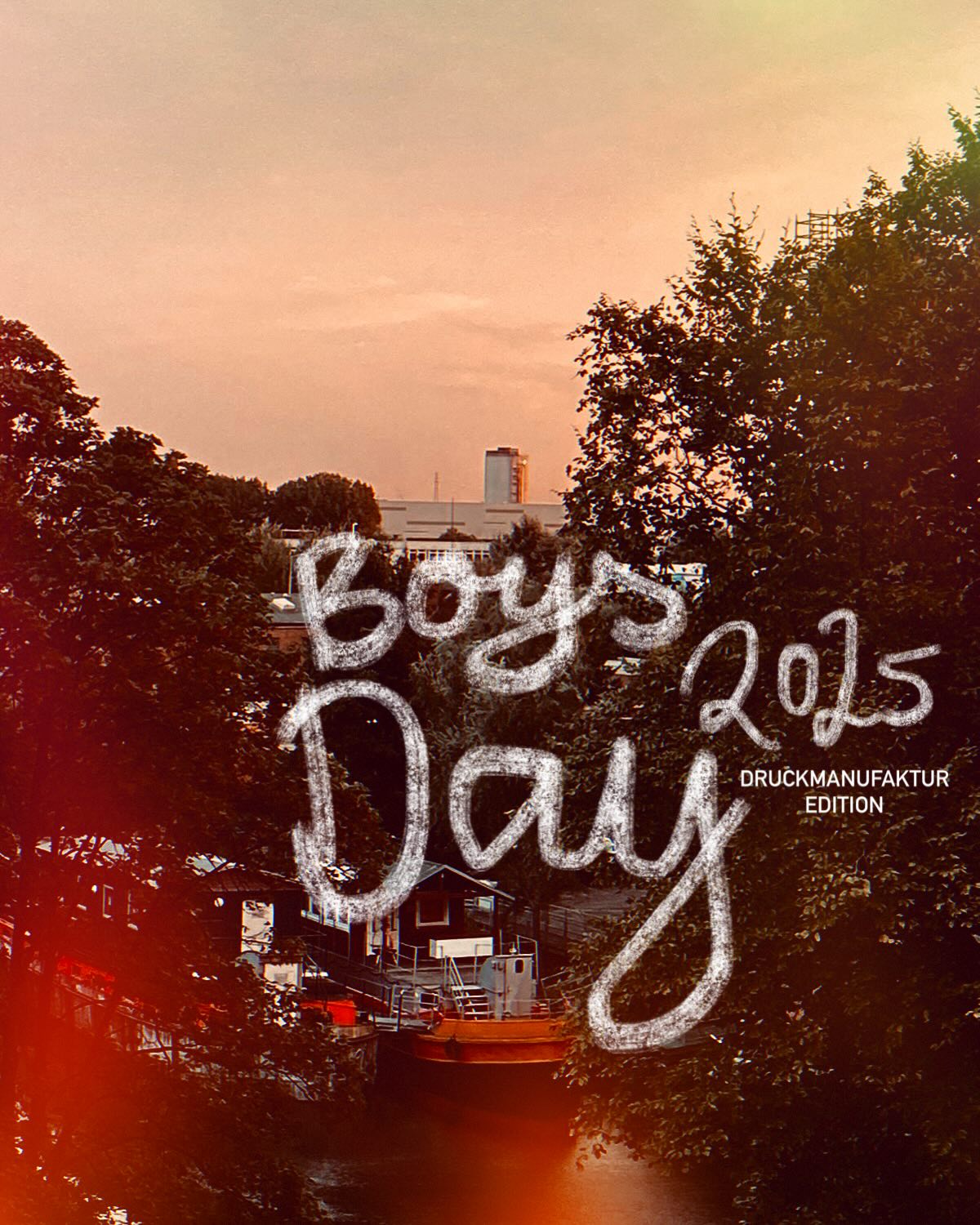 Boys Day(s) 2025 ✨
Dieses Jahr hatte ich das große Glück, meinen Sohn mitnehmen zu können und ihm zu zeigen, was ich den ganzen Tag so mache. Es war ein unglaublich schönes Erlebnis, zu sehen, wie er Freude an der Arbeit findet. Wir haben gemeinsam Motive entworfen, er hat sein Motiv im Grafikprogram bearbeitet, wir haben Siebe beschichtet und belichtet, gesiebdruckt, gepixelprintet – und am Nachmittag des zweiten Tages war auch noch die offene Druckmanufaktur. Er hat es großartig gemacht! Mein Herz ist voller Freude, diesen Job zu machen und solche besonderen Momente teilen zu können.
1. Boys Day(s) 2025.
2. Das Motiv.
3. Das fertig belichtete Sieb mit eigenem Motiv.
4. Der Druck.
5. Meet Jefff. ( Ja mit 3 F, keine Ahnung warum. Ich war nicht an der Namensgebung beteiligt.)
6. Postkarten drucken.
7. 300 (gefühlt) Happy Hamster Karten später - ist er nicht entzückend?!😍
#boysday2025 #siebdruck #druckmanufaktur #mutterundsohn #dankbar