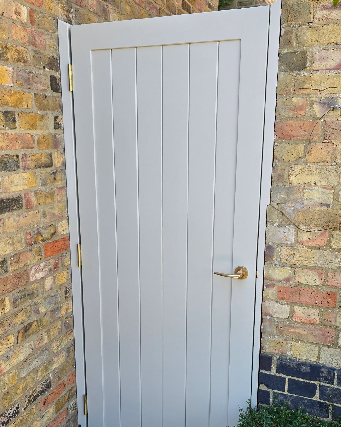 Solid hardwood garden gate ,painted in little greenie portland stone.
Brass hinges and handles.
Manufactured, delivered, and installed by the team.
Drop us a dm for a quote.
#gardengate
#drivewaygates
#woodengate
#gate
#door
#garden
#landscaping
#gardendesign
#bespoke