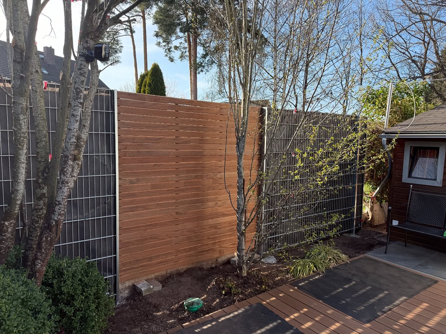 Eine tolle Kombination…Pflanzen-Gabionen mit einem Sichtschutz-Element aus Kebony Rhombusprofilen. In diesem Fall haben wir das erste Mal mit Kebony Clear gearbeitet. Das Ergebnis kann sich jetzt schon sehen lassen.
Die Bepflanzung der Gabionen erfolgt in den kommenden Tagen.
#sichtschutz #kebonyclear #pflanzengabione #kebonywood #holzimgarten