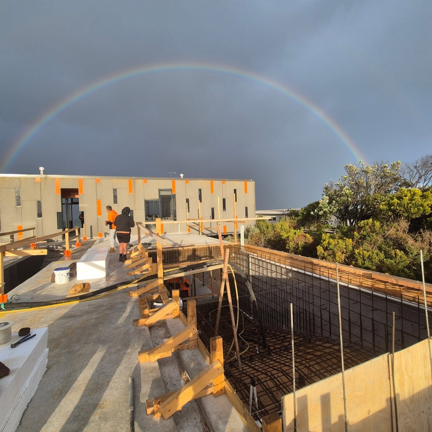 The swimming pool game is not always sunshine and rainbows!
However, today was a good day for a spray👷♂️🏊♀️💧
Grateful to be working on this beautiful property alongside one of @grhindconstructions elite builds.
#baysidepools
#bayside
#poolbuilder
#poolandspa
#window
#standrewsbeach
#landscapedesign
#rainbows