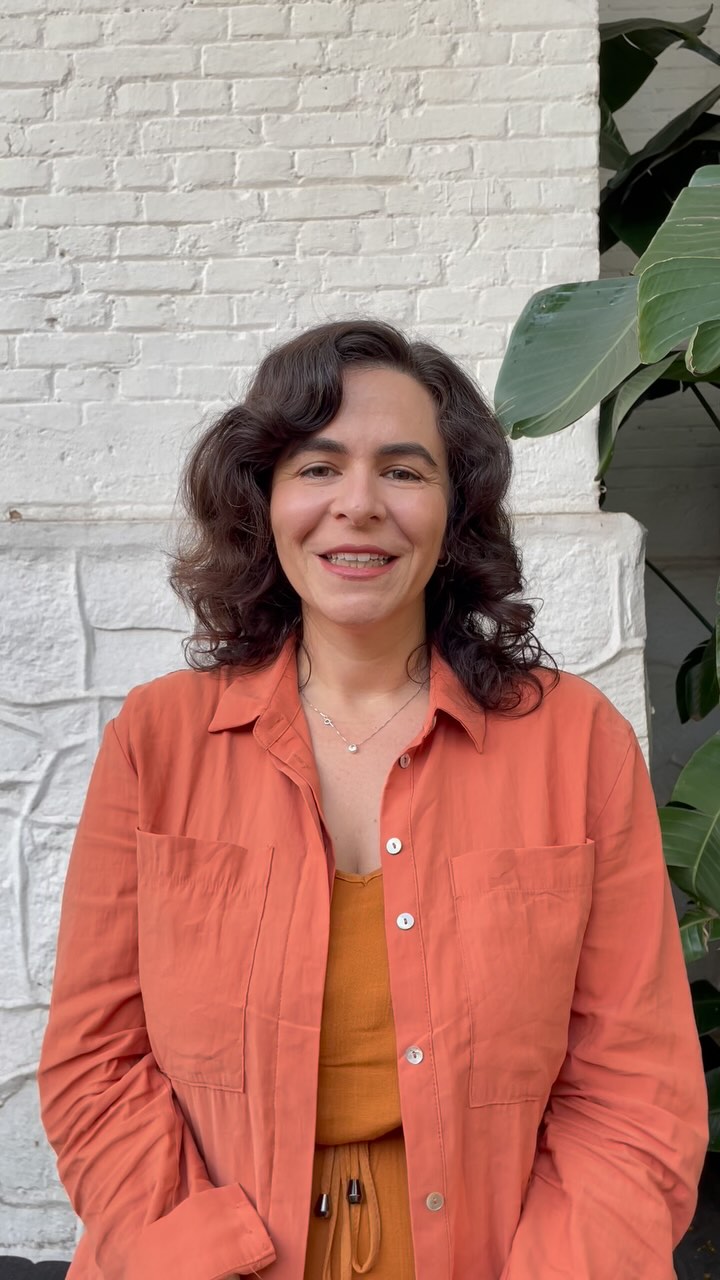 ✨ 15 anos de NDAC: Como o Núcleo é visto por pesquisadoras da área ✨
Hoje trazemos o depoimento de Carla Bezerra, pesquisadora do CEBRAP e integrante do NDAC.
Carla é bacharel em Direito pela Universidade de Brasília, mestre e doutora em Ciência Política pela Universidade de São Paulo. Atualmente, atua como Diretora de Participação Digital e Comunicação em Rede na Secretaria Nacional de Participação Social da Secretaria-Geral da Presidência da República.