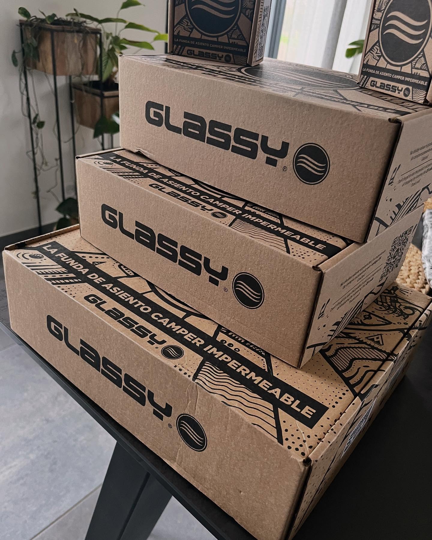 Collab’ 🇫🇷 🇪🇸 avec @glassyeurope , pour la protection du nouveau véhicule avec les housses de sièges imperméable 💦!
N’hésitez pas : design super soigné, top qualité et envoi rapide !