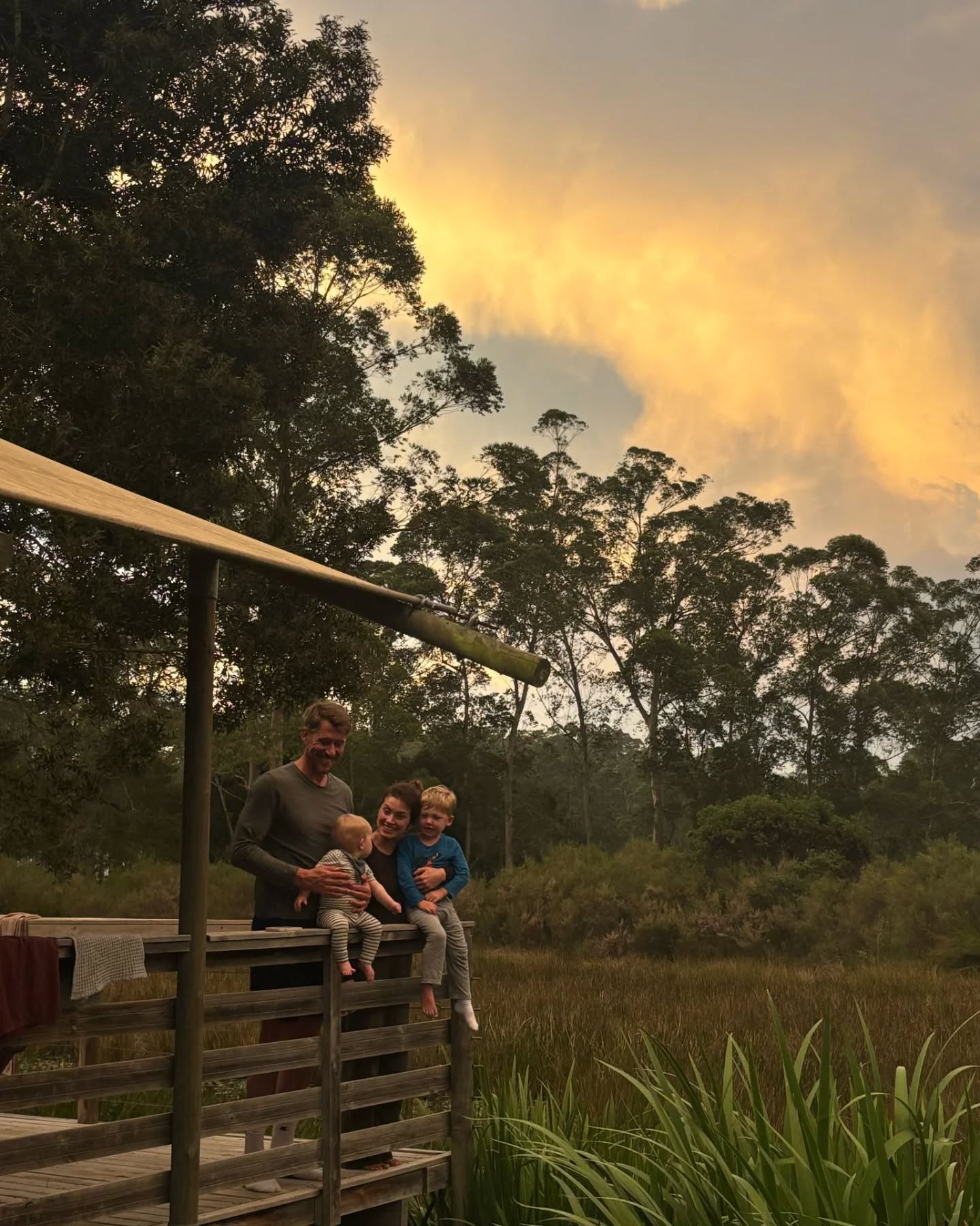 "Hi Hanneke. Africamps was echt geweldig. Zo’n fijne plek met de kids❤️. Sinds gister aangekomen in Botlierskop voor de Safari 🐘"
Voordat de kinderen leerplichtig zijn nog lekker lang op reis. Dat deed dit gezin de afgelopen maand. Ze verbleven onder ander bij @africamps @oakhurst_farm_cottages in Wilderness.
Een speeltuin, kippen, paardrijritjes én een hottub (oftewel privé peuterzwembad) voor de tent maken deze glamping accommodatie als je het ons vraagt the place to be met jonge kinderen.
🐎🐓🌿🛝🦆🐦🌵
#glamping #reisadvies #gardenroute #Wilderness #zuidafrika
#vakantietip #reizenmetkinderen #reisopmaat ##zegookja
