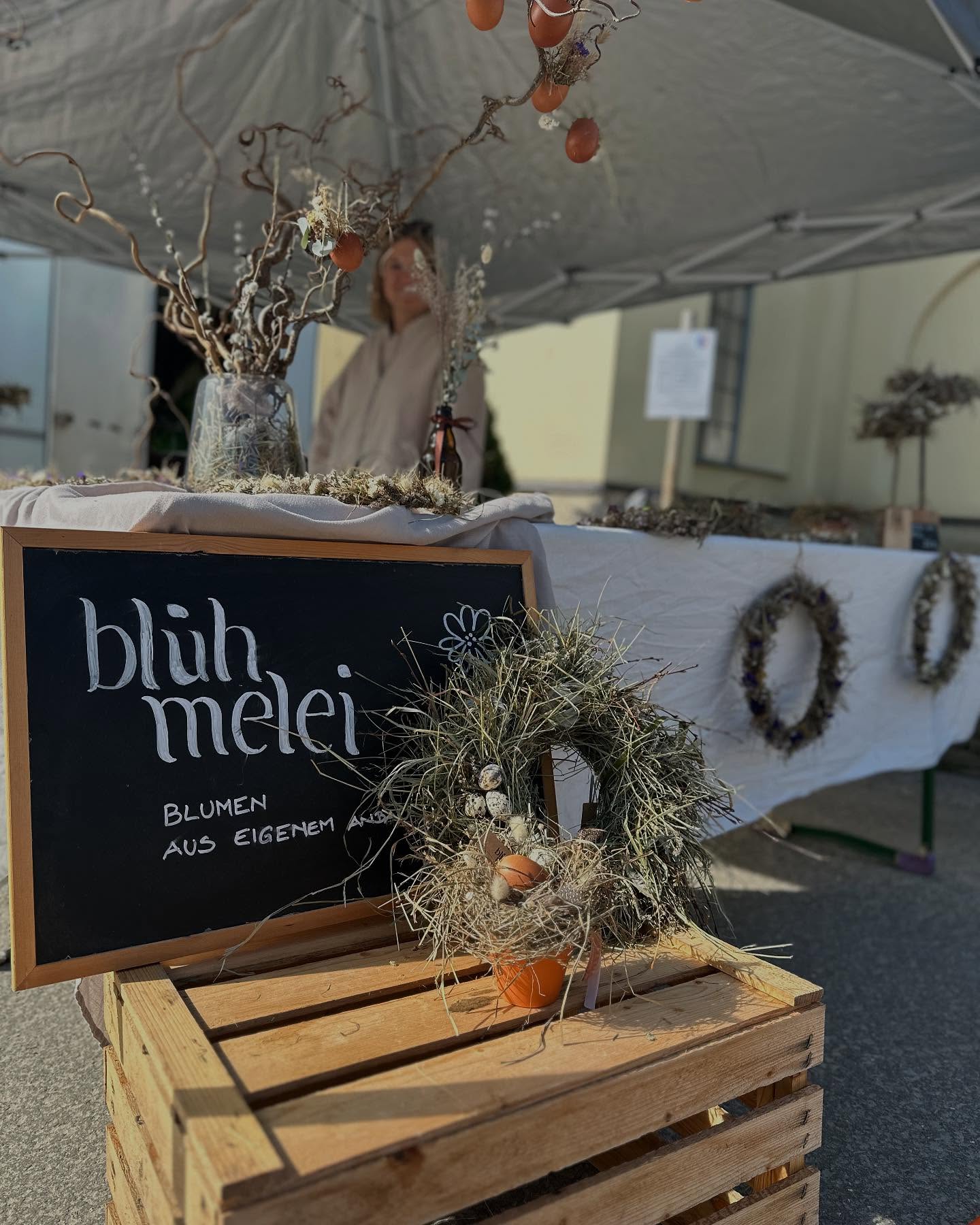 Was war das heute für ein herrlicher Ostermarkt in Gaishorn! Danke an die vielen Besuche und die große Wertschätzung! Es waren ganz wundervolle Begegnungen dabei. 🫶
Danke auch an die @gemeindegaishorn für die Einladung und die tolle Organisation. Wir sind ab sofort große Fans eures tollen Orts und den jungen Menschen, die mit großer Motivation den Ort in die richtige Richtung vorwärts schubsen.
#ostermarkt #gemeindegaishorn #dankbarkeit #blumen #bluehmelei #blumendieanmorgendenken