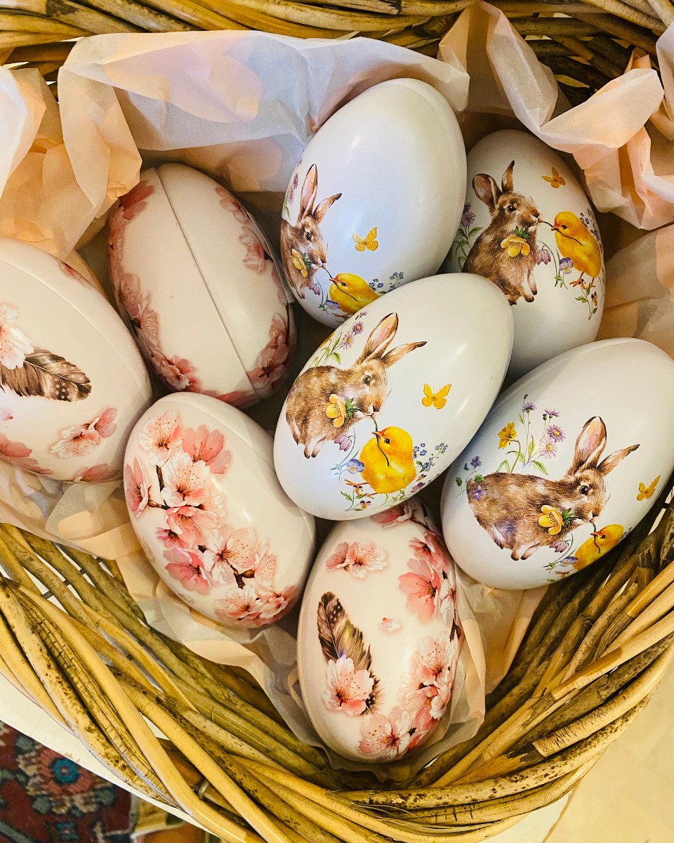 🌸 Une touche de printemps pour vos tables & vos paniers de Pâques
Chez Camendice, Pâques rime avec douceur, petits cadeaux attentionnés et jolies tables partagées 💛
Nous avons reçu de nouvelles petites merveilles à glisser dans vos préparatifs :
🍬 Petites idées cadeaux à cacher dans les nids (ou à offrir sans raison)
🌿 Objets déco pour une table printanière, poétique et pleine de charme
🐣 Et bien sûr, quelques trésors vintage et accessoires uniques, comme on les aime ici...
Tout est prêt à être découvert en boutique, pour vous inspirer en toute simplicité 🌷
📍À Aigle, ou en story très bientôt
👉 Faites glisser pour découvrir quelques pépites de saison
#PâquesChezCamendice #TableDePrintemps #IdéesCadeaux #DécoDeSaison #Camendice #BoutiqueAigle