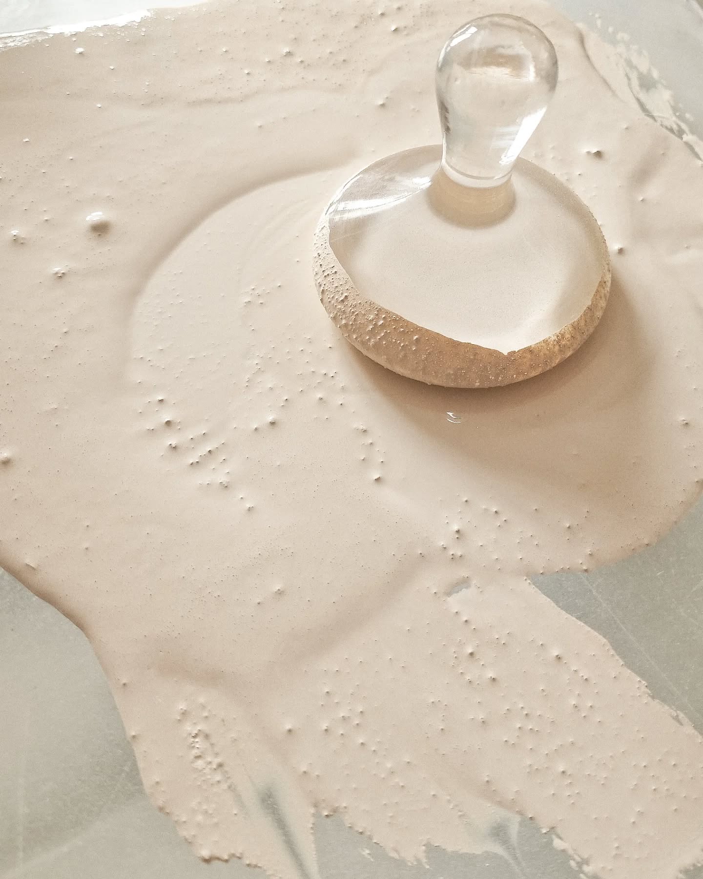 Petit point sur avril et mai avec ces trois axes principaux qui vont rythmer mes semaines ✨
Bien sûr, plus d'info bientôt dans l'infolettre mais en attendant qu'elle arrive vous avez le temps de faire vos meilleurs suppositions sur chaque élément:
-Une nouvelle Collab? Mais avec qui ? 😱
-Un marché ? Mais où ? 😍
-le PSSMP? (Mais c'est quoi ce truc ?) Mais va-t'elle survivre? 😶🌫️
Tant de mystères, de secrets et de cachotteries 🤫
~Icare, du set mémé dans les orties, sur la première photo
~Icare, Lila et Pommier sur la seconde
#aquarelle #lepigmentarium #collaboration #artisanlyonnais #illustration #printemps #peintureaquarelle #aquarellefrance #illustrateur #marchédecréateurs