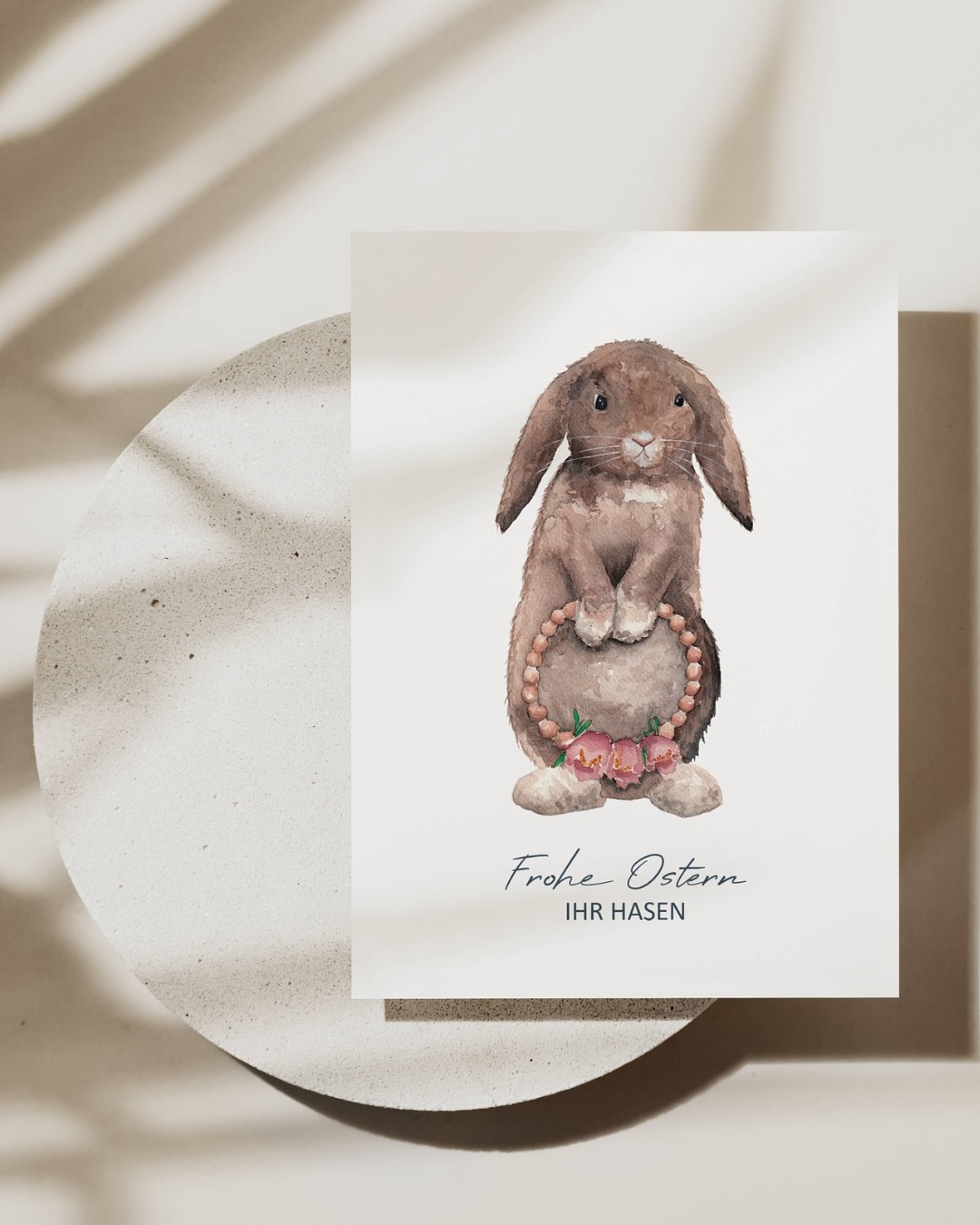 Nicht noch ein Schokohase! 🍫😜
Schenk doch lieber ein paar handgeschriebene Lieblingsworte! 💕
Meine Osterkarten – in Aquarell gemalt und mit Herz gestaltet – sind perfekt für kleine Botschaften an große Herzensmenschen: Für Oma. Fürs Patenkind. Für die Freundin, die du viel zu selten siehst.
Kurz schreiben, eintüten, Freude verschicken.
Ostern kann so schön sein. 🥰
#Ostergrüße #Aquarellliebe #Mamasachen #PostmitHerz #Kartenliebe #FrühlingimBriefkasten #handmadewithlove #schreibmalwieder