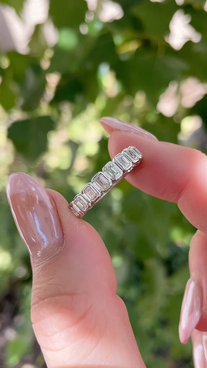 An all time fav for a reason 😍 Emerald cut diamond bezel band! Oooof it’s so good ✨
DM to create your dream ring!
#customjewelry #jewelrydesign #handmadejewelry #customengagementring #weddingband #customweddingring #diamondrings💍 #shopsmall #smallbusiness