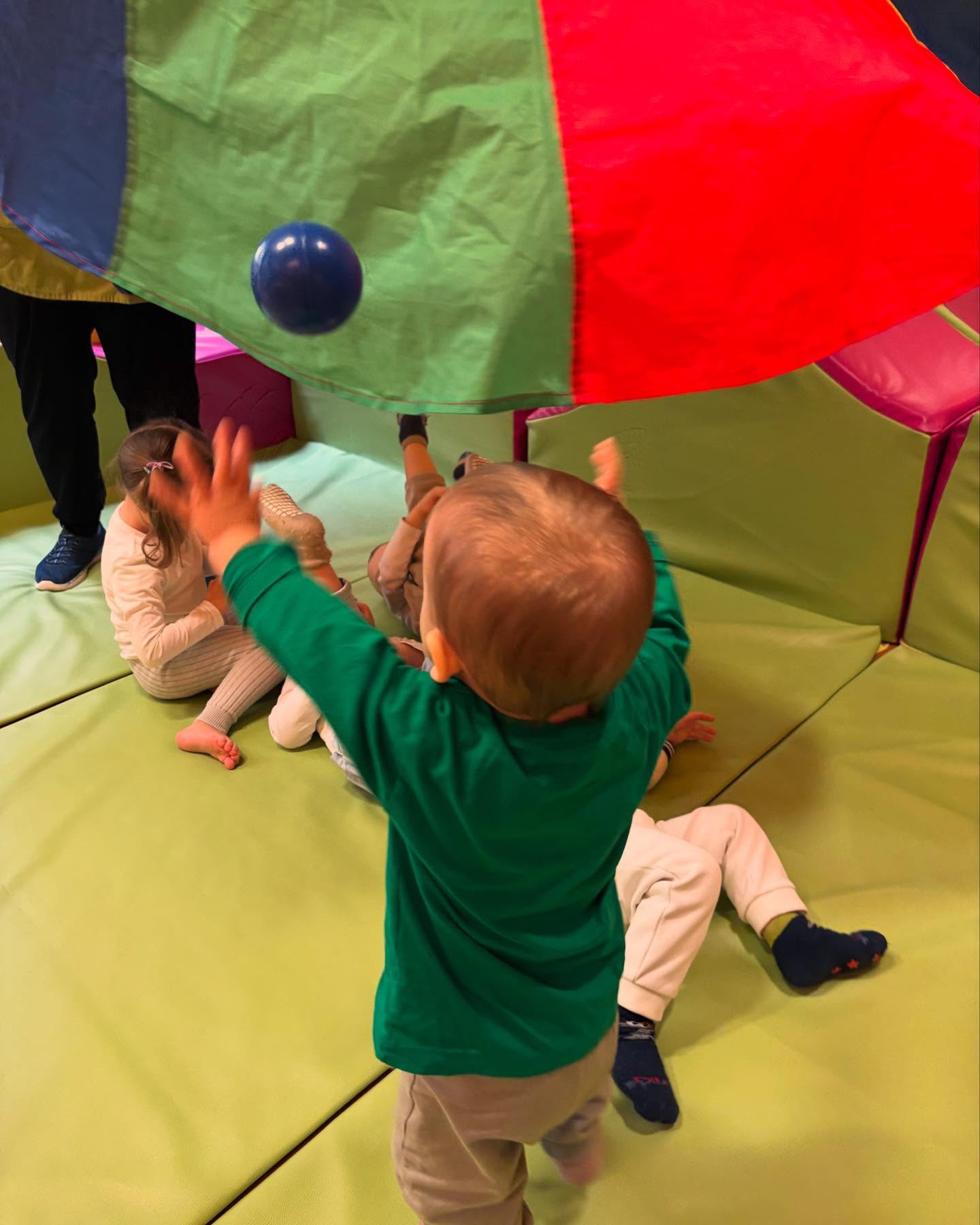 Giocare insieme con il paracadute… divertimento , cooperazione, sviluppo della coordinazione motoria fine e globale e delle abilità sociali… un gioco seriamente divertentissimo!
#vitaalnido #motricità #socialità #coordinazionemotoria
#nidodiinfanzia #asilonidomilano