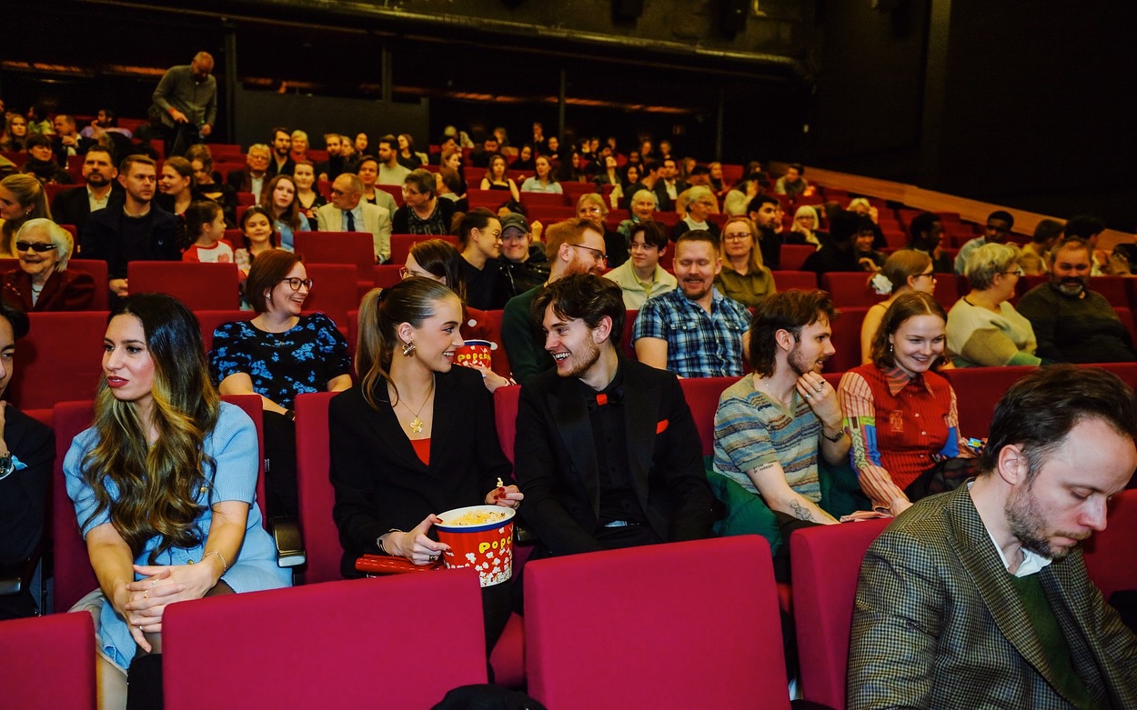 Aller første Glimt ble holdt på Ås Kinoteater, hvor våre kortfilmer Det Stinker Kinamat og Den Siste Dansen ble vist eksklusivt til et invitert publikum. En festlig kveld med rundt 200 gjester og med popartisten Christian Ingebrigtsen som konferansier.📽️🎊🍿
📸: Trond Nielsen & Bonsak Hammeraas