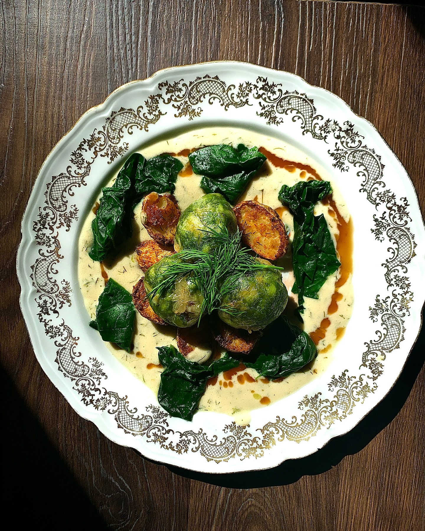 Caillettes d’aile de raie aux herbes, tombée d’épinards, pomme de terre nouvelles, piment d’Espelette, crème d’aneth tranchée au jus de viande
#lyon #lyon3 #restaurant #bistro #lyoncity #food #foodporn #foodlover #seafood