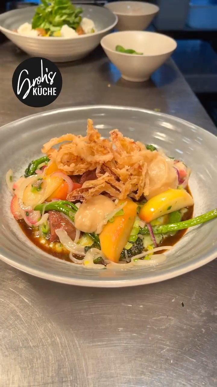 Liebe Leute,
hier gibt’s wieder einen kleinen Einblick in unsere Küche. Angerichtet werden unsere Schweinebäckchen aus der aktuellen Abendkarte.
Sieht das nicht lecker aus?