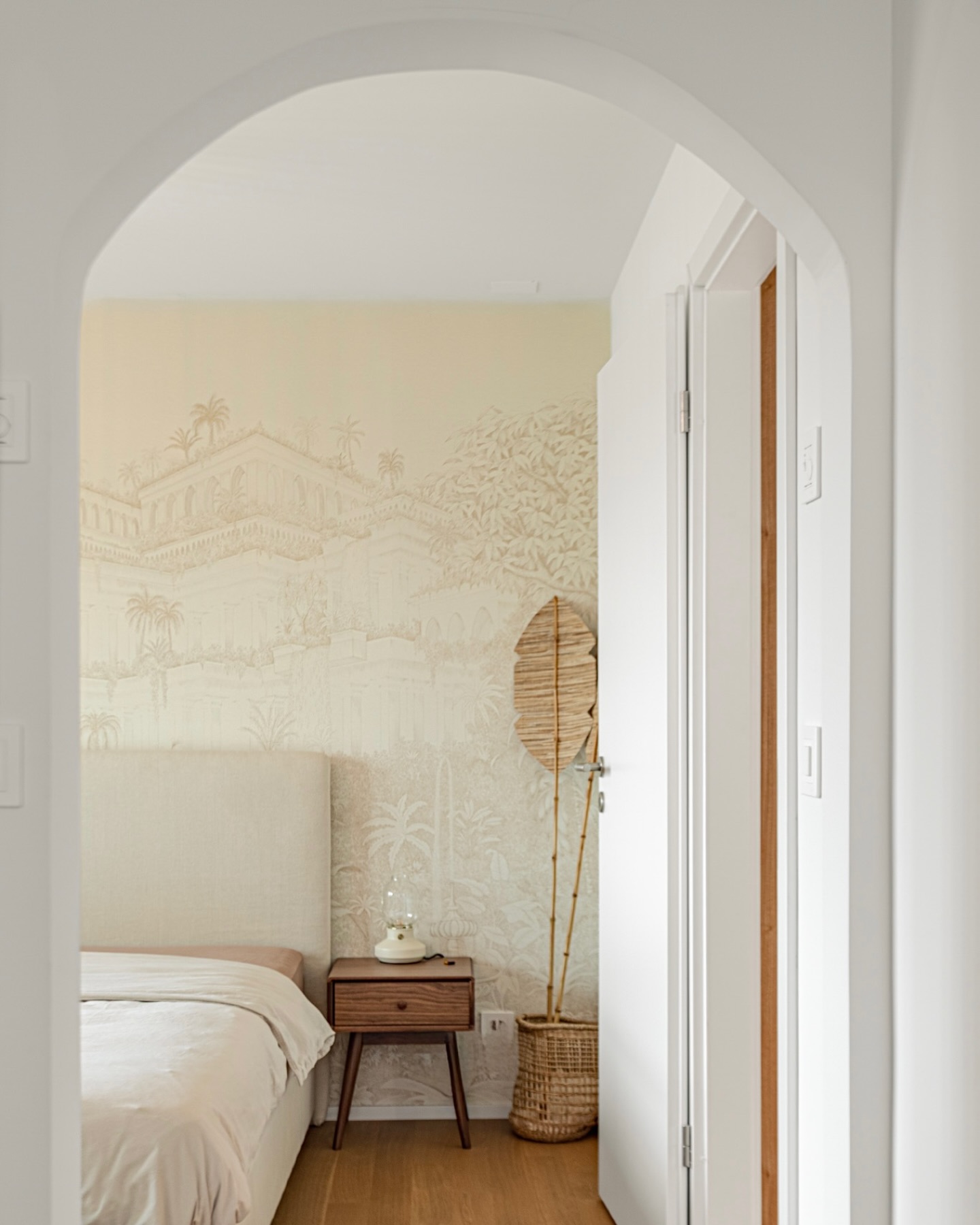 Dans la chambre parentale du projet Le Crêt, ce magnifique papier peint panoramique signé @lesdominotiers apporte une touche onirique et élégante. Ses teintes douces et son décor exotique s’harmonisent parfaitement avec les matières naturelles et le mobilier aux lignes épurées.
Un vrai cocon où il fait bon rêver…
📸 @jorgenndobleene
#interiordesign #decorationinterieure #papierpeint #lesdominotiers #chambreparentale #designinspiration #archidinterieur #projetlecret #decochic #boisclair #atmospheredouce