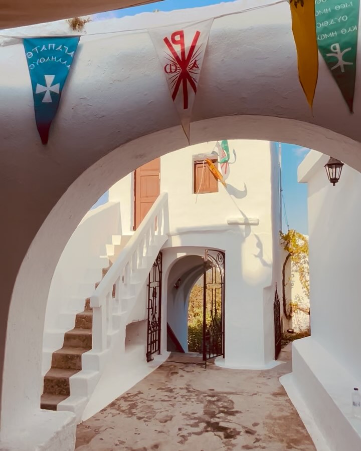 FR/ ENG > Dans une semaine, nous partons en Grèce pour célébrer Pâques orthodoxe. Je suis impatiente comme une enfant ! J’ai hâte de faire découvrir à Constantin les rituels, les traditions, et de retrouver nos amis et famille, cette atmosphère qui unit tout un pays dans la joie.
Chaque région a ses coutumes : Patmos, Syros, Santorin, Spetses, Hydra, Corfou… Partout, on assiste aux processions solennelles des épitaphes le Vendredi Saint, à la magie de la Résurrection dans la nuit du Samedi Saint entre bougies et feux d’artifice et on retrouve l’agneau pascal rôti le Dimanche de Pâques. Partout on teint les œufs en rouge, on savoure la mageiritsa, on choisit des labades (bougies décorées) pour les enfants, on va à la messe dans les églises, les monastères ou les petites chapelles blotties dans les villages.
Si vous n’avez jamais vécu Pâques en Grèce, ajoutez-le sans hésiter à votre to-do list ! C’est une expérience à vivre au moins une fois dans sa vie. Vous en reviendrez le cœur rempli de lumière et d’émerveillement. #paquesgrecque #paquesorthodoxe #greekeaster #eastertraditions #traditions #vendredisaint #epitaphios #pasha #happyeaster