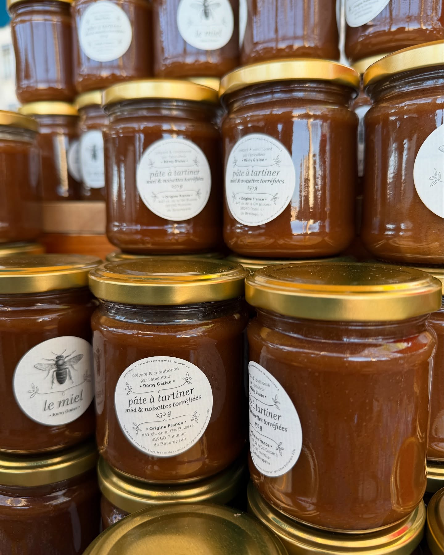 Bonjour à tous 🐝
Je suis présent ce matin au marché Quai Victor Augagneur à Lyon jusqu’à 12h30.
Et j’ai apporté avec moi une nouvelle fournée de pâte à tartiner :
juste du miel de printemps et des noisettes bio torréfiées.
Sans colorant, sans conservateur. Simple, bon, naturel.
Venez !
#lyon
#lyonfood
#lyongourmand
#lyonmaville
#quaiaugagneur
#marchelyon
#producteurlocal
#circuitcourt
#miel
#apiculteur
#apiculture
#apiculturefrancaise
#mieldeprintemps
#miellocal
#pateatartiner
#pateatartinermaison
#sansadditifs
#sansconservateur
#sanscolorant
#faitmaison
#faitmain
#noisettebio
#biolocal
#produitnaturel
#produitduterroir
#gourmandisesaine
#douceurmaison
#saveurlocale
#consommerautrement
#artisanfrancais