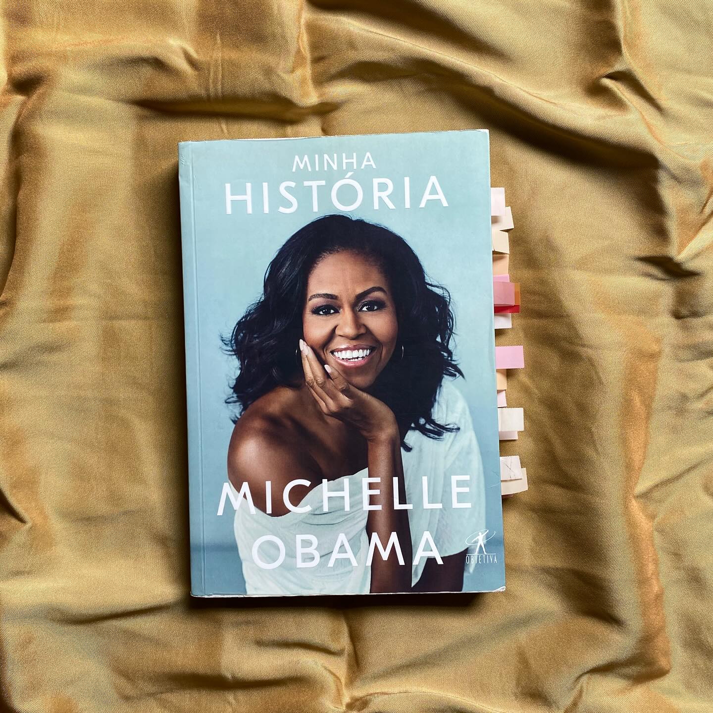 👩🏾Michelle Obama foi muito mais que somente uma primeira-dama dos Estados Unidos entre os anos de 2009 a 2017, fazendo parte da primeira família afro-americana a estar no centro do mundo com o primeiro presidente negro dos Estados Unidos. Deve ser cansativo sempre ser o primeiro em tudo, não é ? No entanto, Michelle não via dessa forma. Ela tinha uma base familiar muito sólida que a incentivava a explorar o mundo através das fronteiras que era imposto a ela.
Com isso, ela consegue entrar em uma das maiores faculdades do mundo, Harvard, como estudante de direito. Após a sua formação, ela volta para Chicago, a sua cidade natal, e entra em um renomado escritório de direito.
Essa é a história básica de Michelle Obama, uma mulher negra que sempre se dedicou aos estudos e, com a ajuda e o suporte de sua família, conseguiu progredir na vida. Mas ela foi muito além disso.
Com a sua oratória e capacidade de escrita estonteante, Michelle ganhou destaque no meio político e chamou a atenção durante a candidatura de Barack Obama. Sendo peça chave na corrida eleitoral, foi atacada mais que as outras Primeiras Damas, mas sabia que a exposição faria isso.
Com a vitória de Obama, a Casa Branca veio e, com ele, os olhos do Mundo. O anseio pela responsabilidade e o querer fazer algo que mudasse a vida de outros, pois ela sabia de onde veio e queria abrir as portas das possibilidades para que todos conseguissem crescer.
Durante os oito anos de permanência na Casa Branca, Michelle decidiu trabalhar em vários projetos com ênfase em saúde, educação e empoderamento feminino. Em “Minha História”, Michelle mostra o seu talento para a escrita, com uma narração tão cativante e criativa que, certo momento, parece que estamos lendo um romance com final feliz.
A leitura fica fluida, fácil e te prende do começo ao fim com extrema facilidade. Poderia ser um livro de romance fácil, fácil, mas Michele transforma no livro que conta a sua história com maestria e perseverança.
#resenha #livros #minhahistoria #micheleobama #primeiradama #bibliografia #resenhadelivros #resenhaliteraria #barackobama #historia #editoraobjetiva #feminismo #historianegra