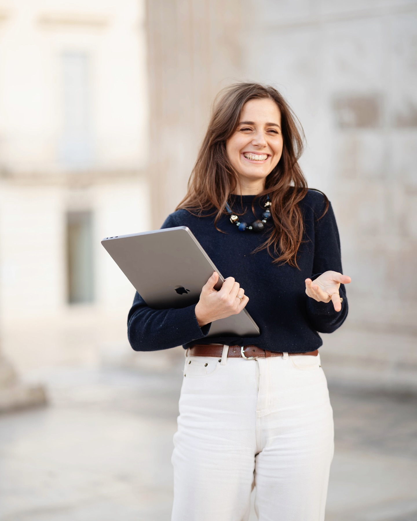 Elle m’a demandé des photos pro, mais pas que. Quelques photos où cette canne blanche serait un bijou, une extension de sa force, un symbole d’identité, de beauté mais aussi une histoire à raconter.
La photographie c’est… éclairer ce que l’on ressent. Une thérapie silencieuse, mais puissante. Une main tendue vers ce que l’on est vraiment 🤍