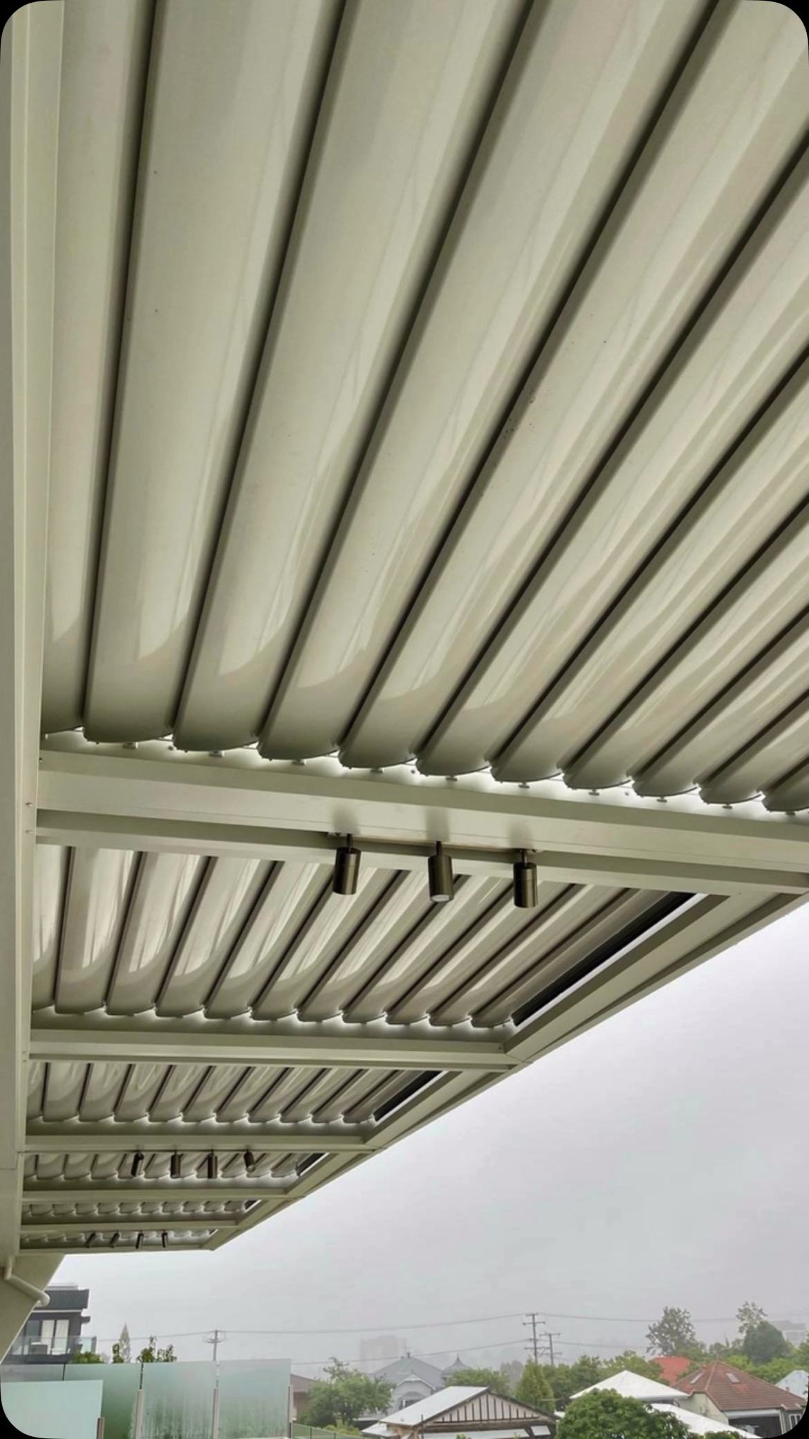 🌿 Just installed! Another stunning Vergola. At Vergola Brisbane, we combine a premium product with expert design and construction know-how. We create perfect outdoor living spaces in Brisbane.
Ready to transform your outdoors? Let’s talk!
#VergolaBrisbane #OutdoorLiving #PergolaDesign #BrisbaneHomes #LouvreRoof #Vergola