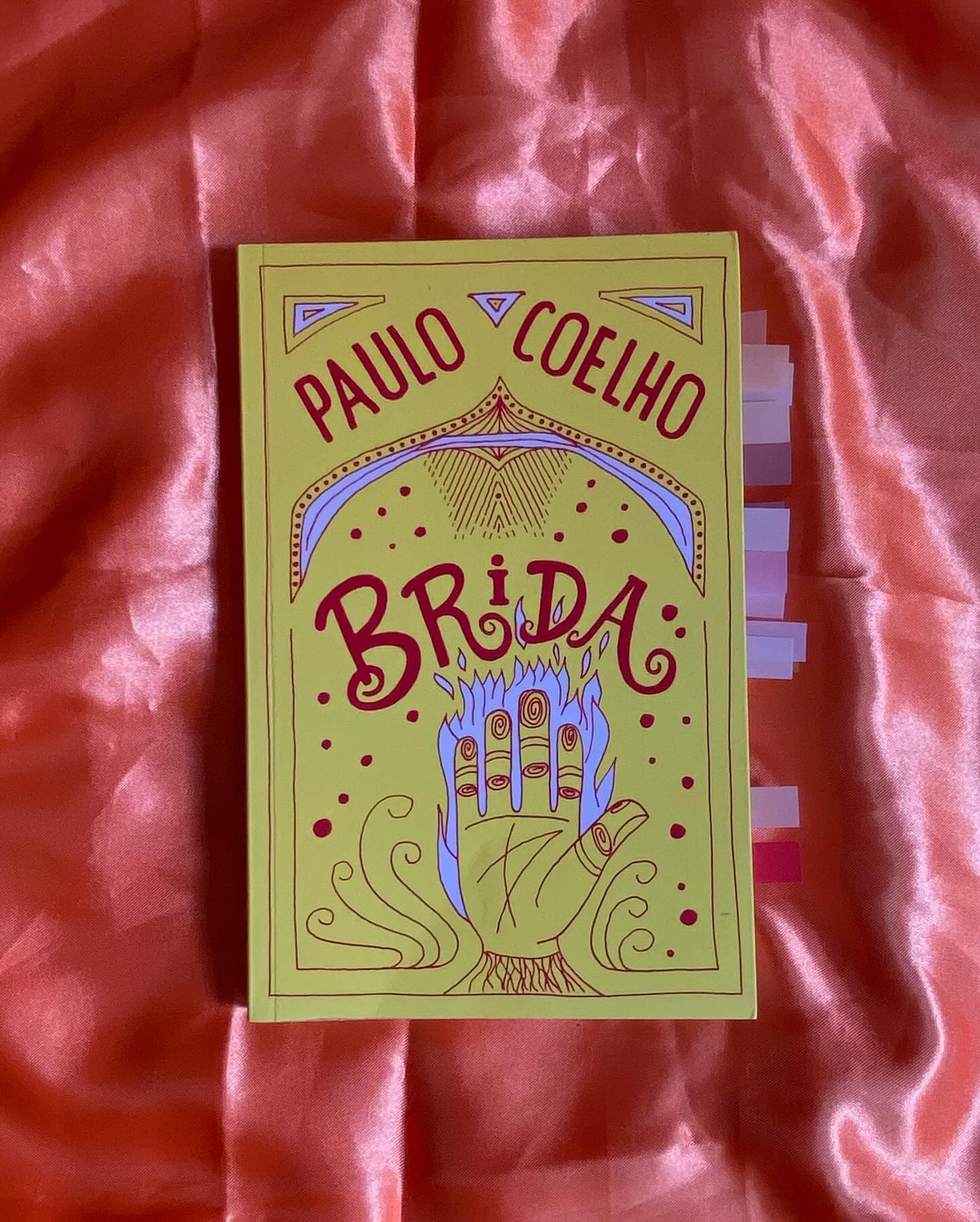 O Caminho da Sabedoria é não ter medo de errar.
Sabe aquele livro que vem até você no momento exato e na hora exata? Então, foi assim que o “Brida” entrou em minha vida. Mais uma aventura do saudoso Paulo Coelho, que agora traz a importância de encontrar o amor, não tão clichê com as histórias de amor são.
Brida, uma jovem que está descobrindo sobre a magia, mais necessariamente quer aprender sobre a magia e, para isso, ela vai precisar da ajuda de duas pessoas importantes: primeiro, o Mago que vive no meio da floresta e ensinará para Brida muito que somente a magia, mais como os ensinamentos da tradição da Lua; e a sua professora Wicca, uma senhora que entende onde a magia pode ser aplicada e guiará Brida a escolher o melhor caminho seguindo o seu coração, com a magia do Sol.
Tradição do Sol: Que ensina as coisas através do espaço das coisas que nos cercam.
Tradição da Lua: Que ensina os segredos através do tempo, das coisas que estão presas na memória do tempo.
Durante essa caminhada nada fácil, Brida enfrentará dilemas da sua vida pessoal, onde terá que escolher sobre ela mesma e o amor que deverá seguir, sobre deixar ir, e o que lutará para permanecer ao seu lado. Como todo livro do Paulo Coelho, toda trajetória é mais importante que a chegada, e nesse, específico, para mim, tem um caminho muito especial.
Em Brida, Paulo explora os ensinamentos da magia (religião) e amor. A procura que devemos fazer para termos aquilo que almejamos e, quando finalmente encontrarmos o que desejamos, estaremos preparados para deixar partir o que não é mais necessário. Mas o principal de tudo: é não ter medo de errar e correr atrás do amor.
Como ele mesmo disse na capa do livro: “Brida é um livro sobre o amor. Todos temos a obrigação de achar no mundo nossa alma gêmea. E o amor é essa busca: é decepção, é correr riscos…”
Quando chegar ao final do livro, o que vai sobrar é isso: o sentimento de buscar o amor, de encontrar o amor, seja em uma relação pessoal ou em algo profissional, mas o mais importante é sentir o amor.
#resenha #resenhadelivros #resenhaliteraria #Brida #paulocoelho❤️ #paulocoelhofrases #magia #amor #romance #bookinsta #bookinstagrammer