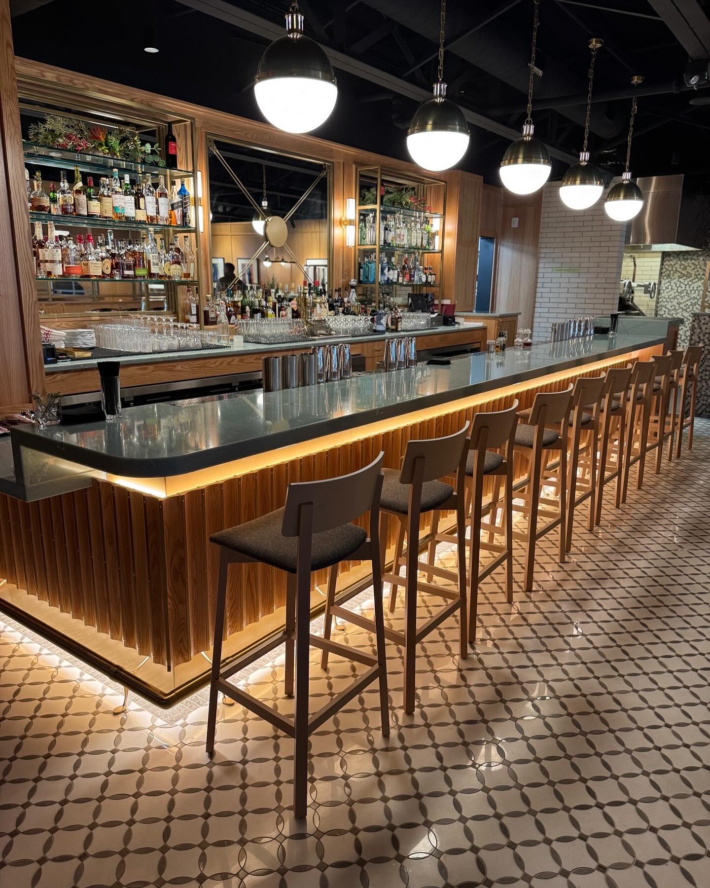 Project Spotlight 🔦📸
Looking for weekend dinner plans?
Check out @reddwood_roc where our team supplied @sandlerseating furniture!