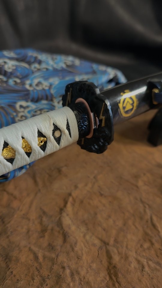 Customisation du sabre de Jin Sakai de l'excellent jeu #ghostoftsushima avec en bonus fabrication d'un sac de transport heavy duty.
Pour @prixim_ctt et @maxbaprixim
#romaricgears #props #adventure #survival #katana #suckerpunchproductions #sonyinteractiveentertainment #martialarts #happybirthday