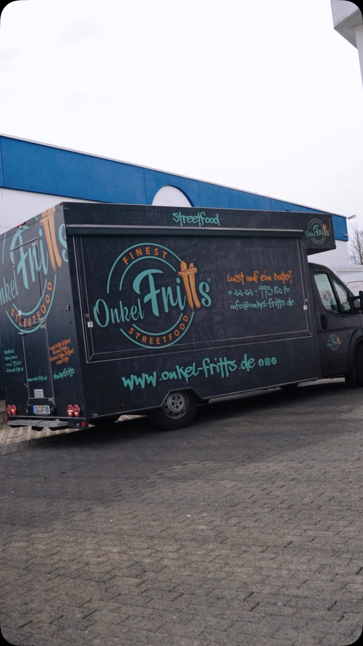 „Dein Event verdient mehr als lauwarme Häppchen und trockene Brötchen, oder?“
Deshalb gibt’s bei uns knusprige, goldene Fritten & saftige Burger direkt aus dem Foodtruck – frisch, heiß und richtig lecker.
Wir durften bereits hunderte Events begleiten und tausende Gäste glücklich machen! 🥳
Wann dürfen wir dein Event kulinarisch unvergesslich machen? 🧡
Jetzt Wunschtermin sichern:
💌 info@onkel-fritts.de
#Lieblingsfritten #FoodtruckLiebe #EventCatering #Firmenfeier #CateringMitHerz #FrittenGlück #Genussmomente #CateringErfahrung #FoodtruckFürDich