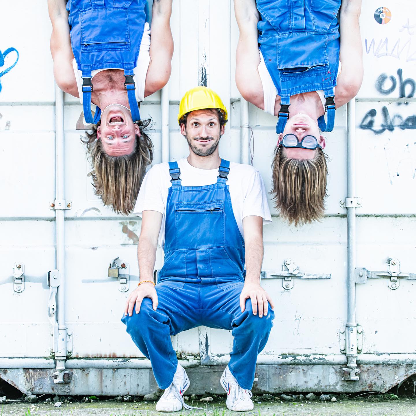 Trisoleil - eine artistische Künstlergruppe aus Oberösterreich✨
Gemeinsam bringen wir unsere Passion für den Zirkus auf die Straße - lebendig, kreativ und für alle zugänglich. Unsere Show lebt von allem, was uns bewegt: Parkour, Tanz, Slapstick, Jonglage und Clownerie – all das fließt in unseren Stil ein. Mit dem Ziel: Euch zum Lachen zu bringen!☺️
Unter den Namen @flying_freaks haben wir die letzten 4 Jahre auf zahlreichen Straßenkunstfestvials performt, unteranderem auch 4x Pflasterspektakel in Linz.
Aus der Gruppe Flying Freaks entstand 2024 eine neue Compagnie - COMPAGNIE TRISOLEIL. Die artistische Show startete sofort erfolgreich und wir begeistern seit dem mit unserer Kunst auf den unterschiedlichsten Bühnen, wie z.B. beim Eis-Greissler (AUT) und auch dieses Jahr wieder am Pflasterspektakel✨
Hoffe wir sehen uns mal bei dem einen oder anderen Auftritt, bis dahin dicke Umarmung!🫶
.
@valerian_diabolo_artist @navin_bauer @elias.bauer
.
📸 @hermannerber
.
.
.
#straßenshow #streetperformance #circus #buskers #buskersaustria